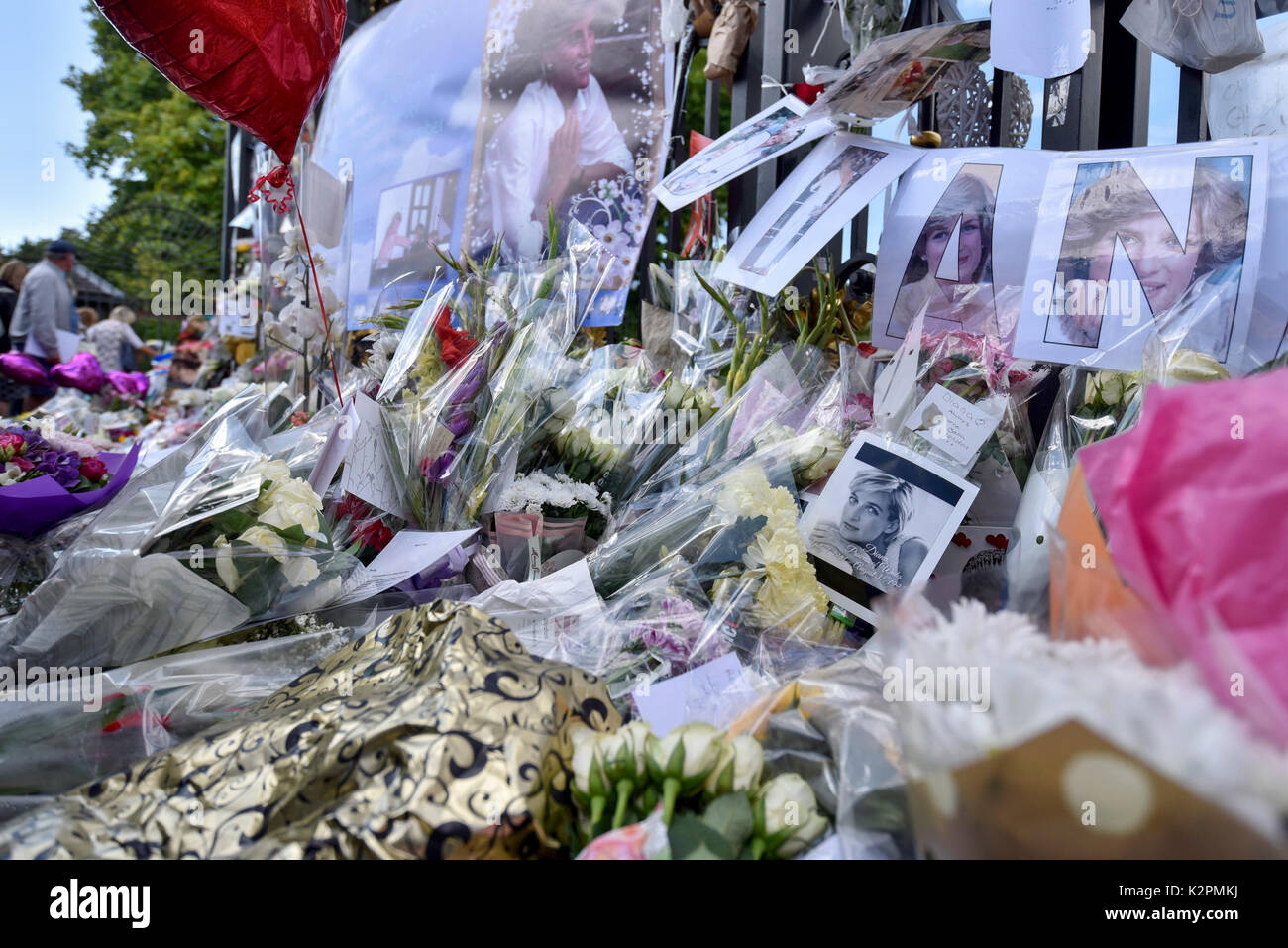 Londra, Regno Unito. Il 31 agosto 2017. Wellwishers e Royal Tifosi si riuniscono fuori dai cancelli a Kensington Palace a lasciare omaggi floreali in occasione del ventesimo anniversario della morte della Principessa Diana. Credito: Stephen Chung / Alamy Live News Foto Stock