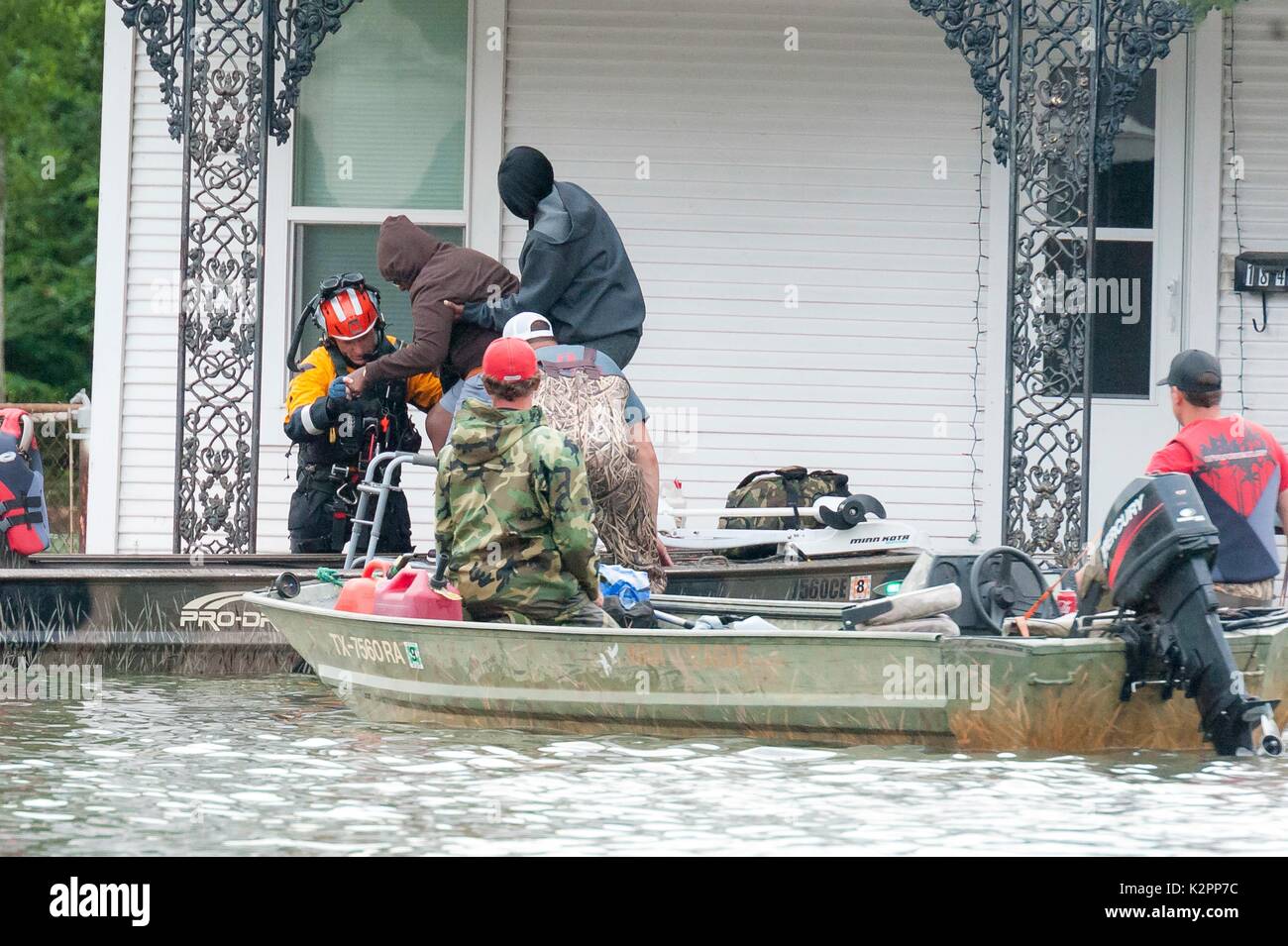Port Arthur, Stati Uniti. Il 30 agosto, 2017. Texas National Guard Rescue gli specialisti assistono i volontari della Marina Militare Cajun di evacuazione anziani abitanti residenti a filamento dopo il passaggio dell uragano Harvey Agosto 30, 2017 in Port Arthur, Texas. Credito: Planetpix/Alamy Live News Foto Stock