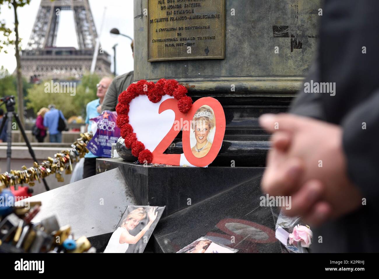 Parigi. 31 Agosto, 1997. Foto sono visibili in commemorazione della Principessa Diana a Parigi in Francia il 31 agosto, 2017. La gente ha commemorato il ventesimo anniversario della tragica morte della Principessa Diana qui il giovedì. La principessa Diana è morto in un incidente di macchina in un sottopassaggio parigino il 31 agosto, 1997, all'età di 36. Credito: Chen Yichen/Xinhua/Alamy Live News Foto Stock
