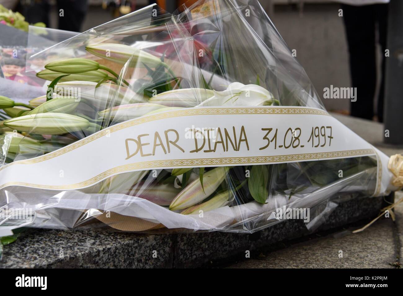 Parigi. 31 Agosto, 1997. I fiori sono visto in commemorazione della Principessa Diana a Parigi in Francia il 31 agosto, 2017. La gente ha commemorato il ventesimo anniversario della tragica morte della Principessa Diana qui il giovedì. La principessa Diana è morto in un incidente di macchina in un sottopassaggio parigino il 31 agosto, 1997, all'età di 36. Credito: Chen Yichen/Xinhua/Alamy Live News Foto Stock