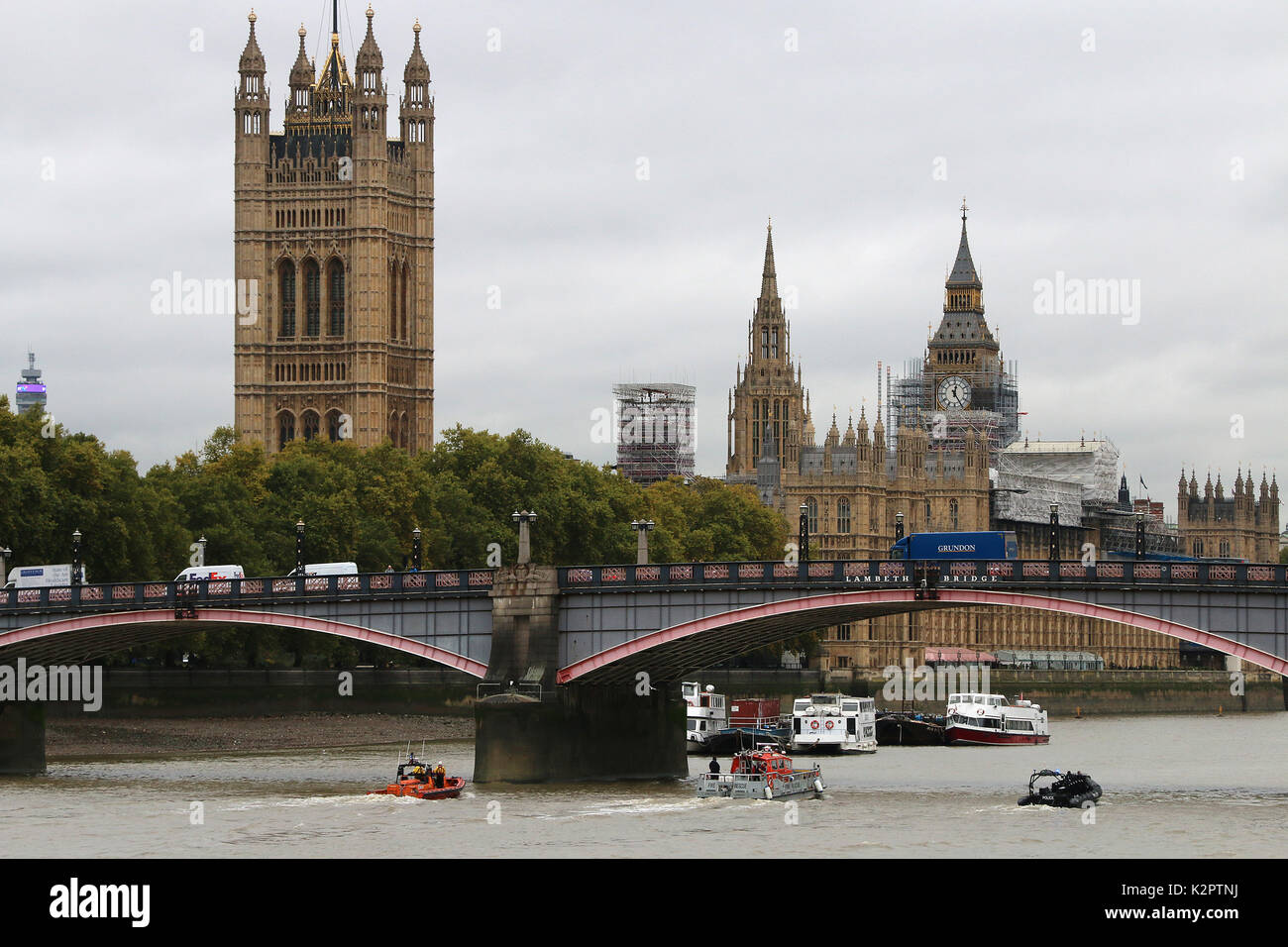 Londra, Regno Unito. 23 Ott, 2017. Palazzo di Westminster, la Casa del Parlamento, il Big Ben, Elizabeth Tower, Lambeth Bridge, Londra Vigili del Fuoco fire battello di emergenza incendio Dart, RNLI Royal National scialuppa di salvataggio ISTITUZIONE E classe scialuppa di salvataggio Hurley Burley E-07, Metropolitan Police Unità Marine Barca Rigida Gonfiabile (nervatura), i servizi di emergenza Esercizio, Lambeth raggiunge il fiume Tamigi, Londra UK, 23 ottobre 2017, Foto di Richard Goldschmidt Credito: ricca di oro/Alamy Live News Foto Stock