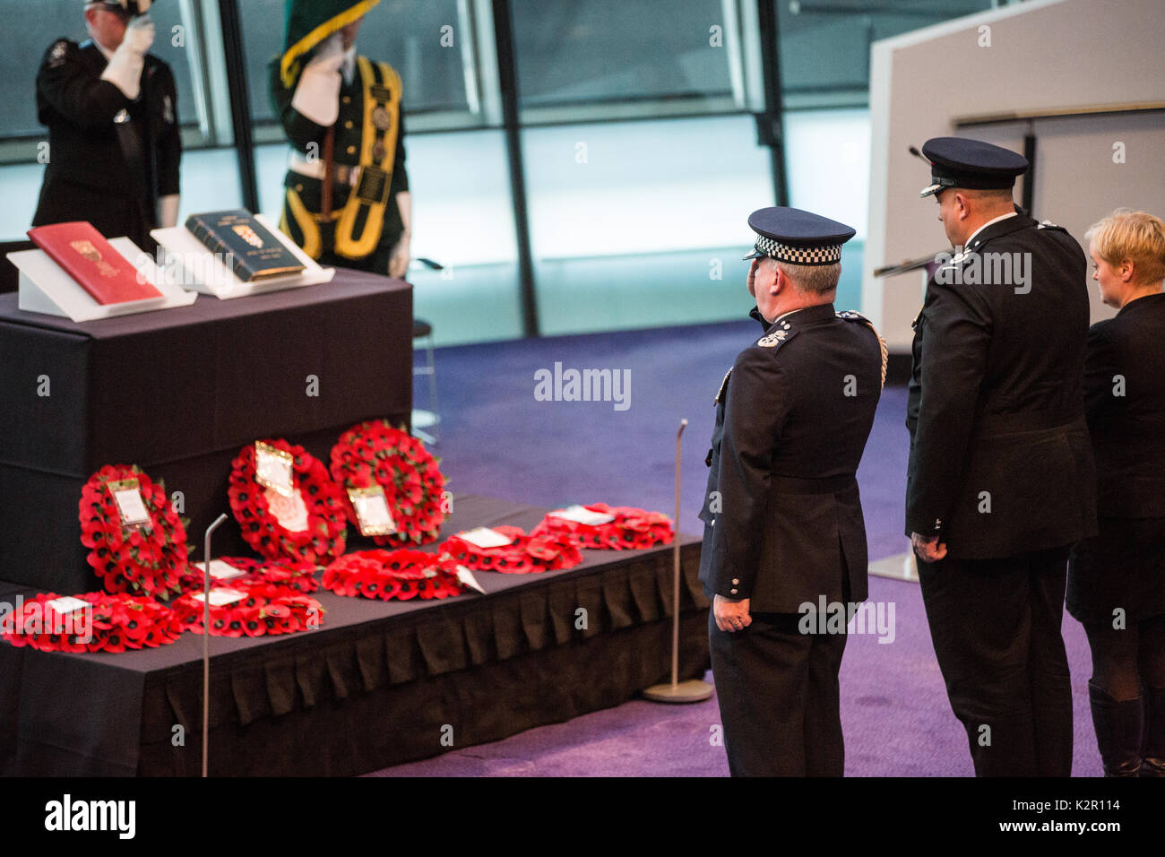 Londra, Regno Unito. Decimo nov, 2017. craig mackey, Metropolitan Police vice commissario, stabilisce una corona al servizio annuale di ricordo, frequentato da sadiq khan, sindaco di Londra, Jennette Arnold obe am, presidente del gruppo di Londra, i membri del parlamento, il London assembly membri, Greater London Authority personale e rappresentanti di governo di Londra e il servizio pubblico alle organizzazioni e ai membri delle forze armate, per ricordare coloro che hanno servito e hanno perso la vita nelle due guerre mondiali e altri conflitti. Credito: mark kerrison/alamy live news Foto Stock