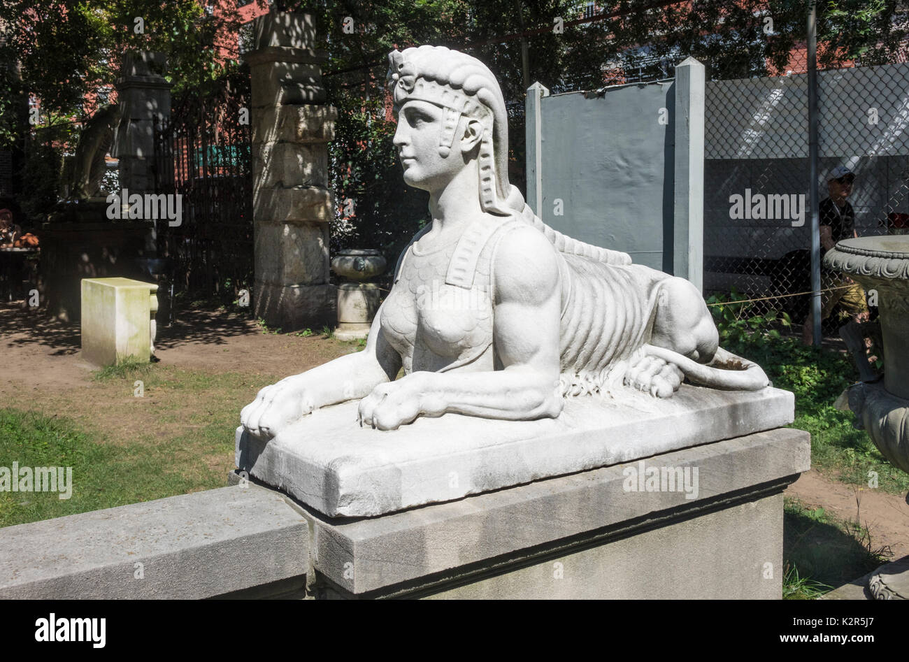Stile egiziano statua in Elizabeth Street Garden di Nolita, New York City Foto Stock