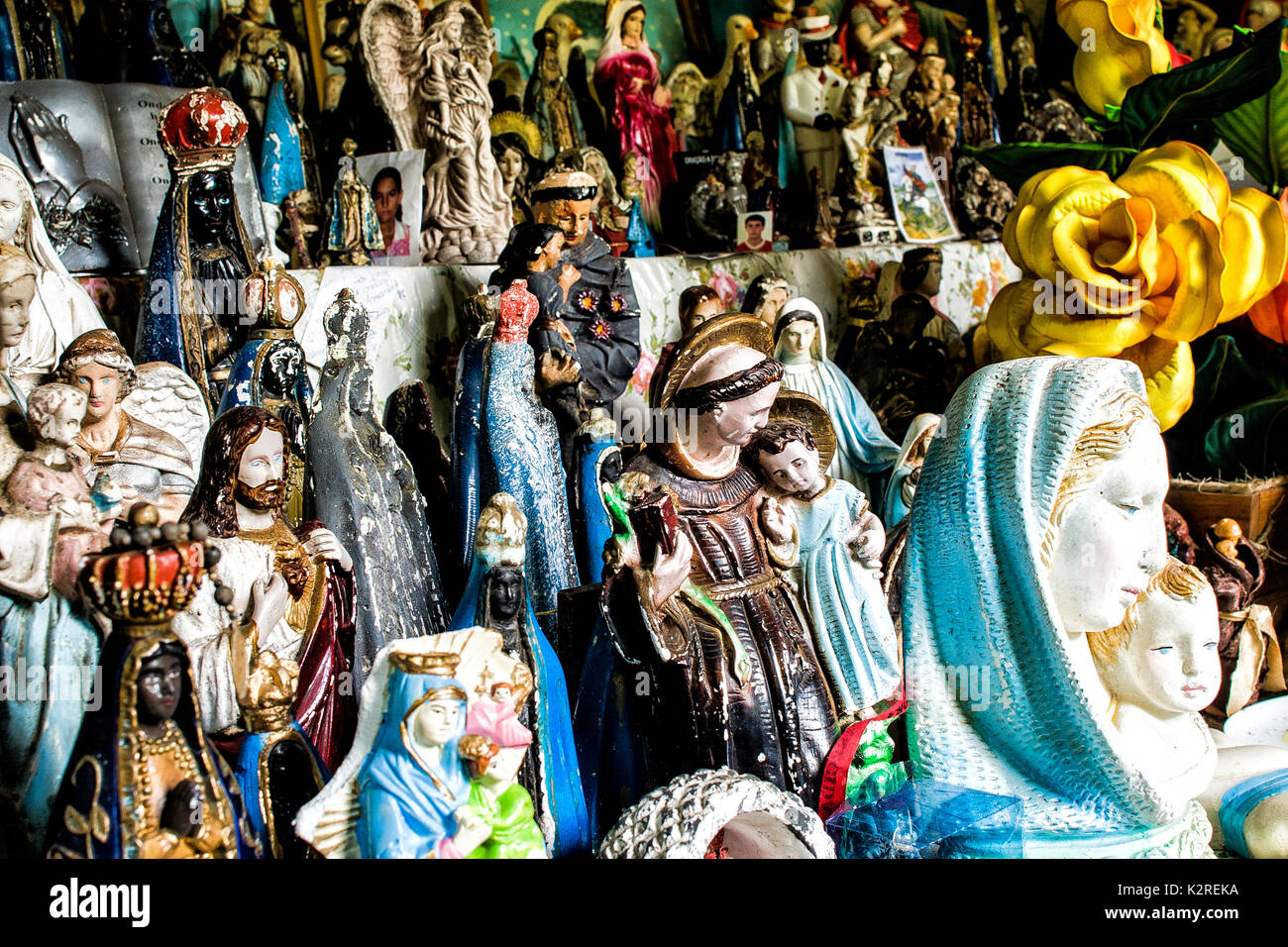 Piccole statue sono rimaste al Santuario di Nossa Senhora de Lourdes come doni grati. Chapeco, Santa Catarina, Brasile. Foto Stock