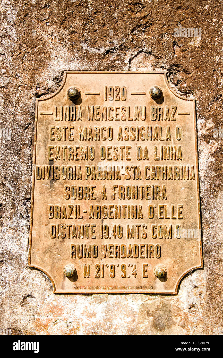 Una lapide commemorativa sulla triplice frontiera marchio indicante la triplice frontiera tra gli stati brasiliani di Santa Catarina e Paraná, e l'Argentina. Foto Stock