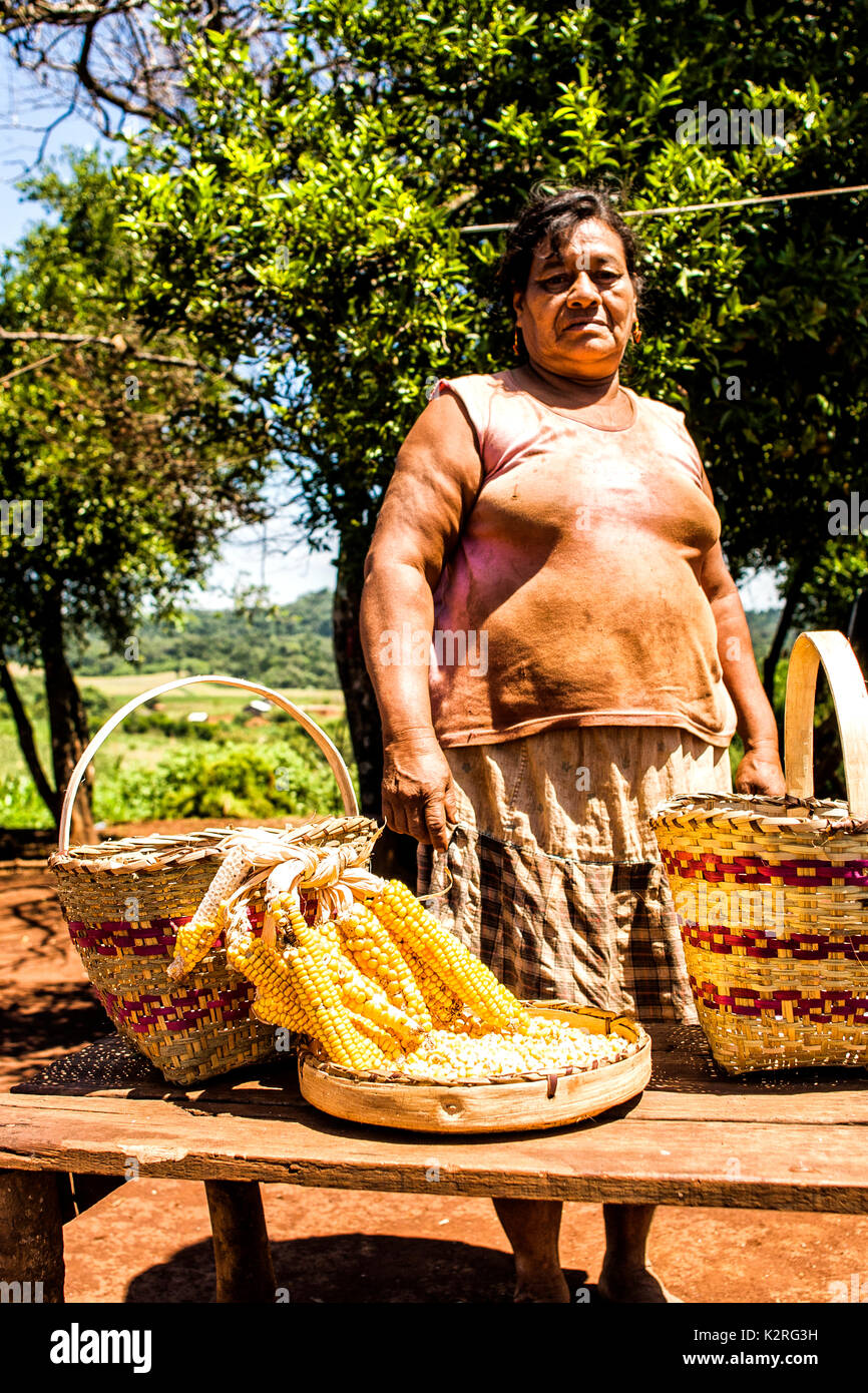 Gli stati dei Guarani gruppo etnico in Xapeco Riserva Indiana e alcuni esempi del loro lavoro artigianale. Entre Rios, Santa Catarina, Brasile. Foto Stock