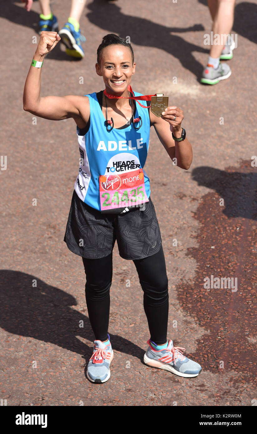 Foto deve essere accreditato ©Alpha premere 079965 23/04/2017 Adele Roberts al 2017 denaro VIRGIN LONDON MARATHON Foto Stock