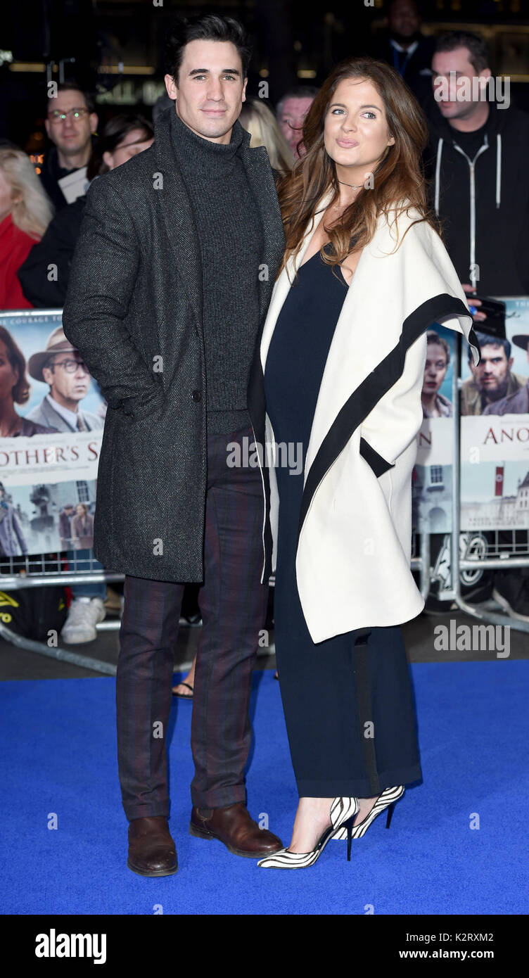 Foto deve essere accreditato ©Alpha premere 079965 16/03/2017 Josh JP Patterson e Alexandra Binky Felstead il mondo carità premiere di un altro figlio delle madri di Odeon Leicester Square Londra Foto Stock