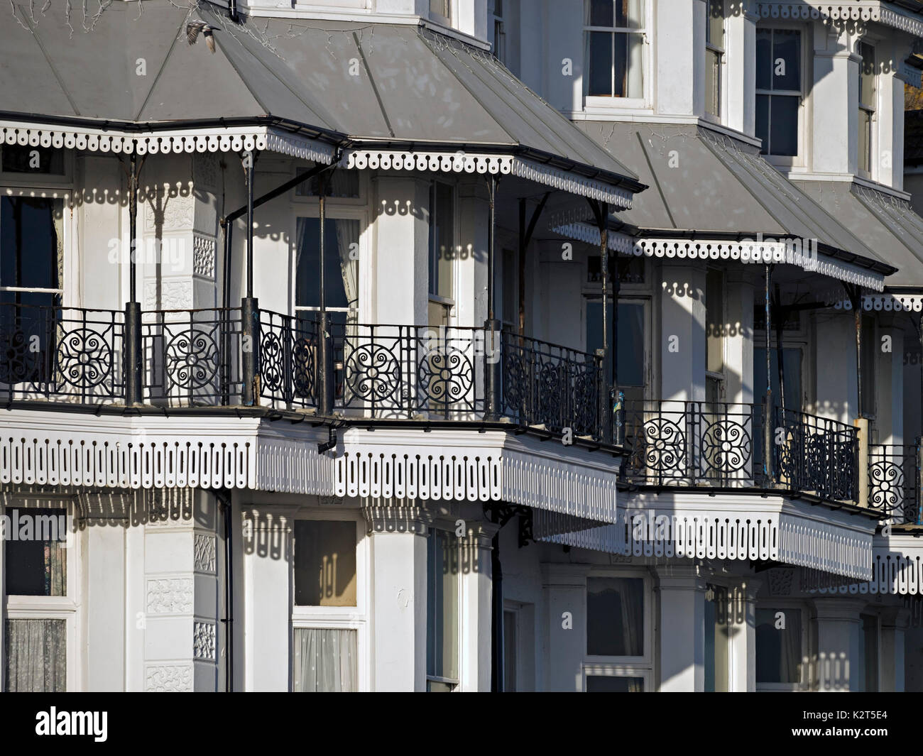 Ornate di balconi in stile vittoriano, la ringhiera in ferro battuto ringhiere e architettura, East Beach Hotel, Eastbourne Royal Parade, East Sussex, Inghilterra, Regno Unito. Foto Stock