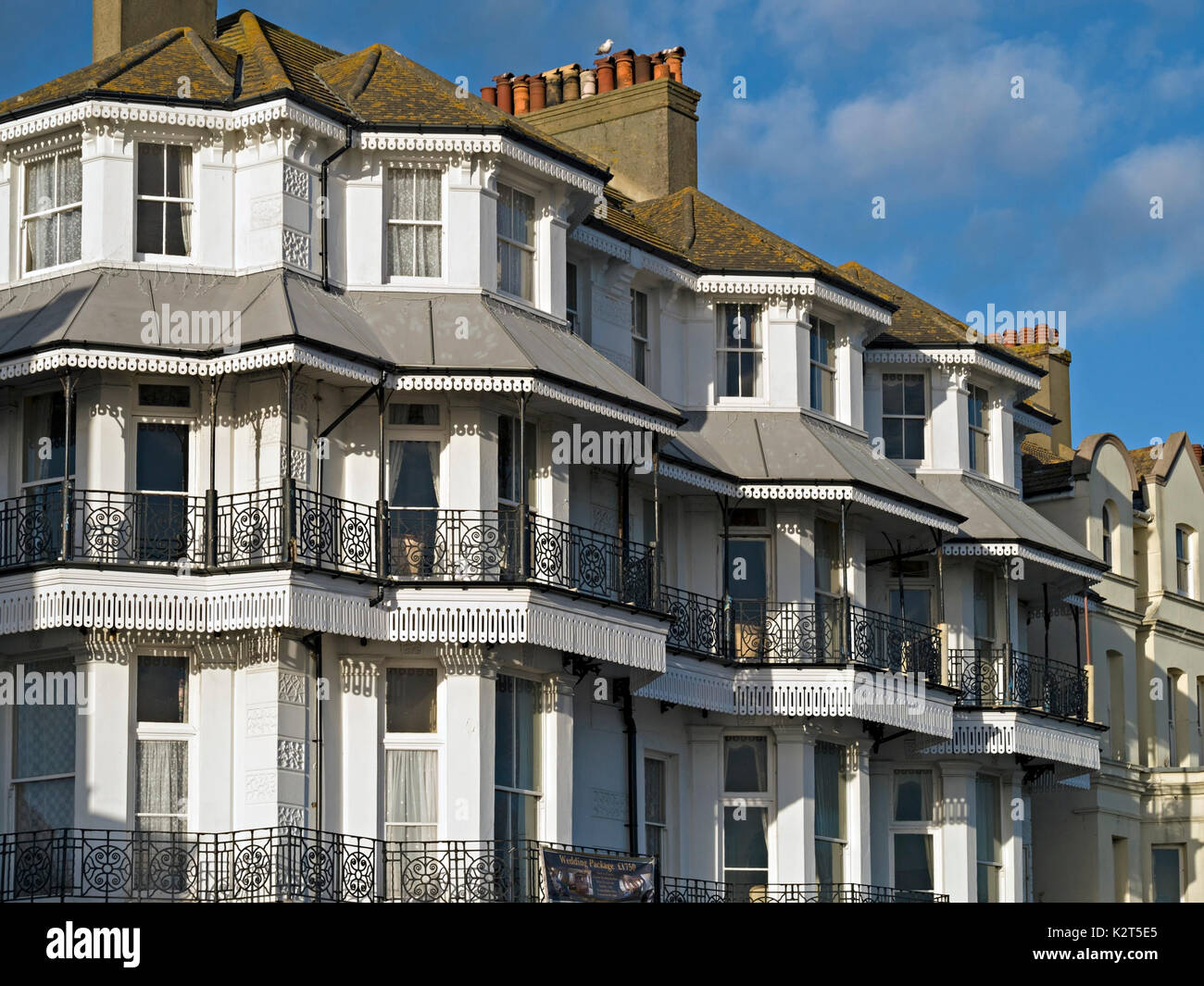 Ornate di balconi in stile vittoriano, la ringhiera in ferro battuto ringhiere e architettura, East Beach Hotel, Eastbourne Royal Parade, East Sussex, Inghilterra, Regno Unito. Foto Stock