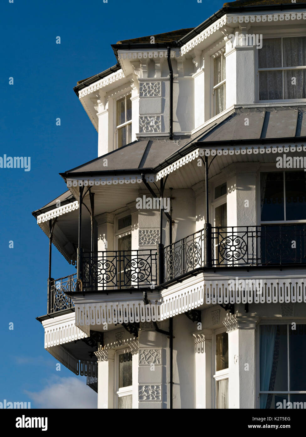 Ornate di balconi in stile vittoriano, la ringhiera in ferro battuto ringhiere e architettura, East Beach Hotel, Eastbourne Royal Parade, East Sussex, Inghilterra, Regno Unito. Foto Stock