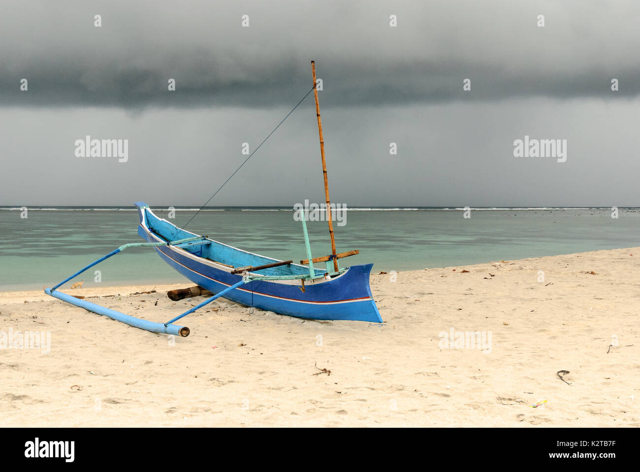 Outrigger Canoe sulla spiaggia tropicale in Indonesia Foto Stock