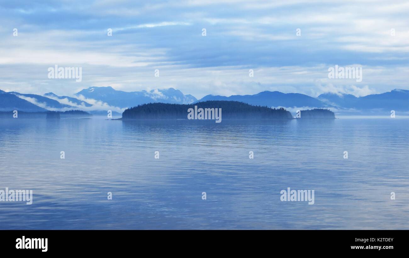 La nebbia attorno a isole in Alaska Foto Stock