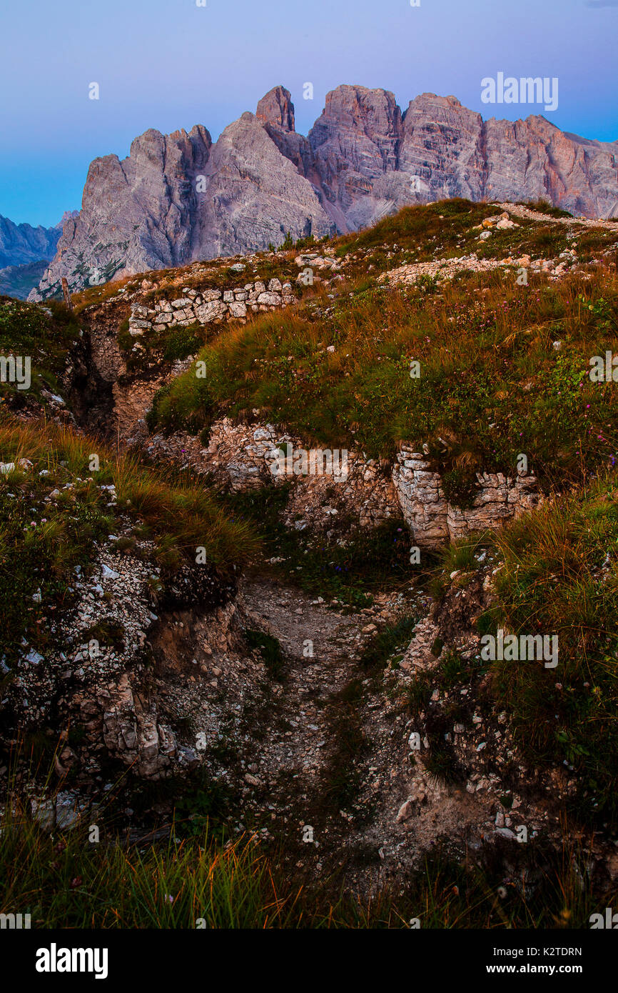 Italia Veneto trincee sul Monte Piana, sullo sfondo il Monte Cristallo Foto Stock