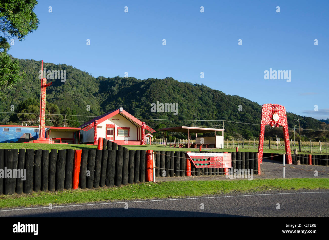 Maori Marae a Torere, vicino Opotiki, Baia di Planty, Isola del nord, Nuova Zelanda Foto Stock