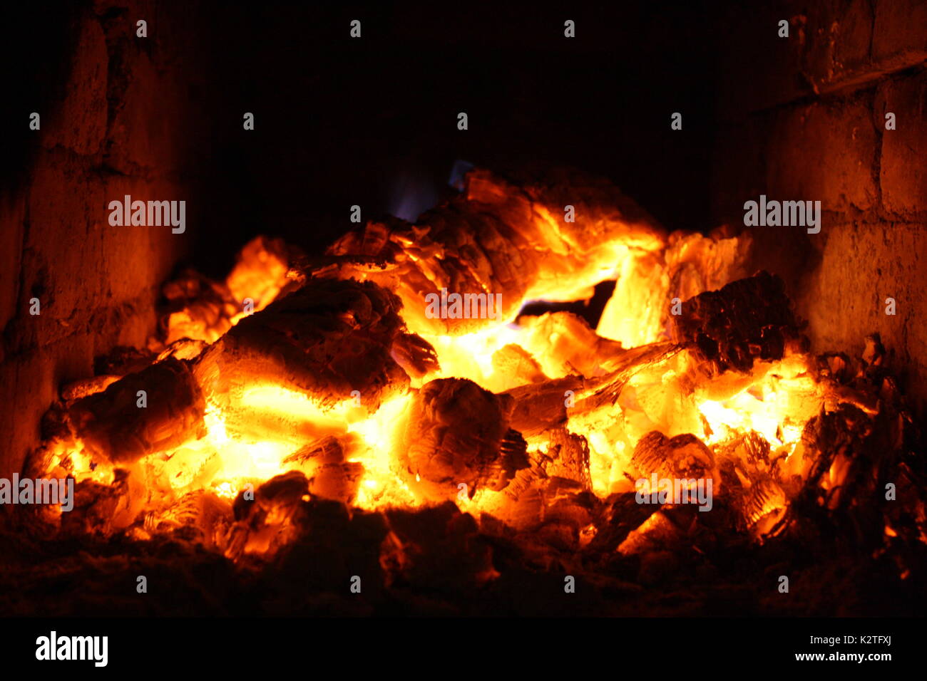 Aspetto della combustione di legna da ardere nel forno a fuoco, inverno concetto rustico Foto Stock