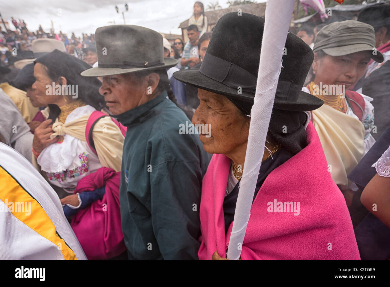 Aprile 14, 2017 Cotacachi,l'Ecuador: folla guarda la rievoca della crocifissione durante celebrazioni pasquali Foto Stock