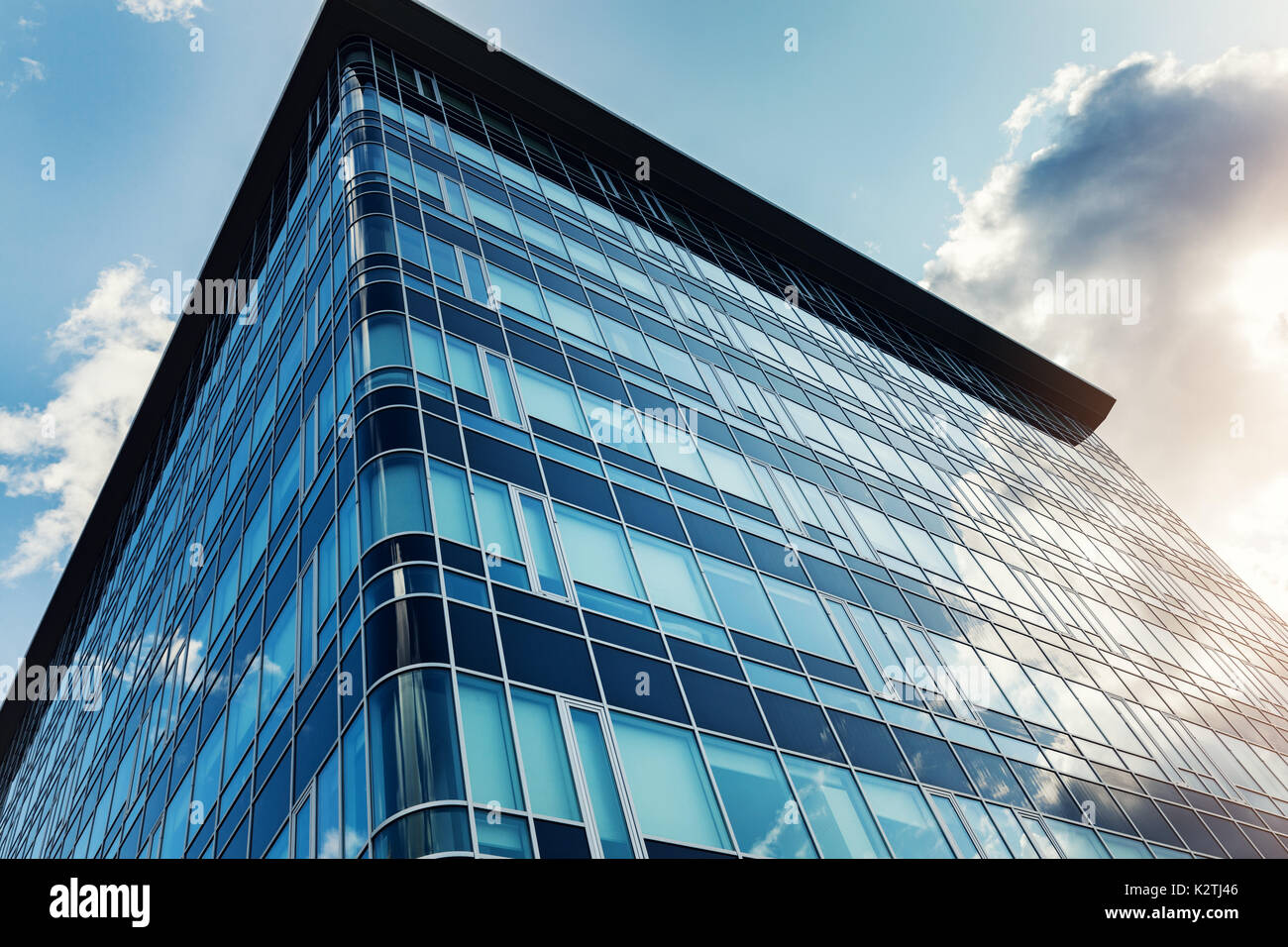 Urbano moderno edificio aziendale finestra a parete contro il cielo blu Foto Stock