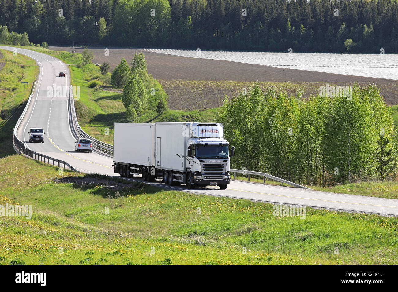HALIKKO, Finlandia - 4 giugno 2017: Bianco Scania R450 trasporto refrigerato carrello di Ralf Hellsberg Oy sulla strada attraverso il paesaggio agricolo nella SOU Foto Stock