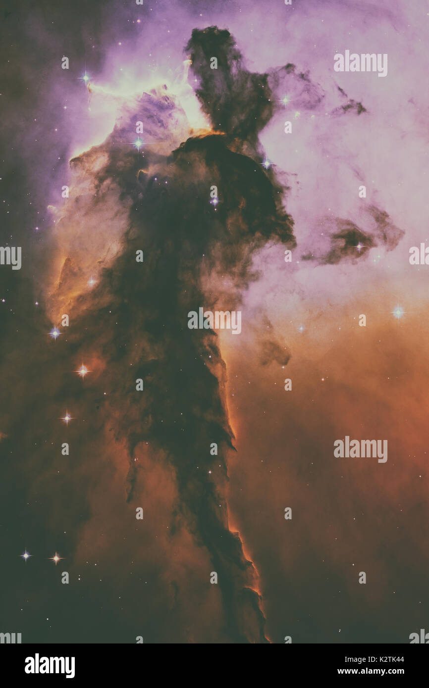 Un ondeggianti torre di gas e polvere sorge dal vivaio stellare noto come EAGLE Nebula. Spazio con stelle, nebulosa e Galaxy. Gli elementi di questo imag Foto Stock