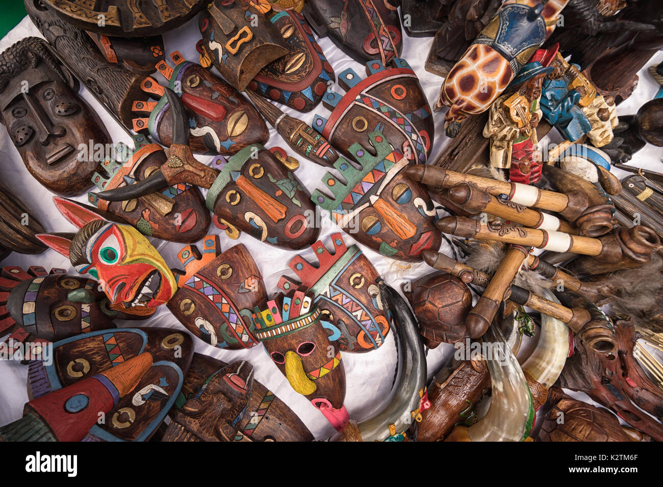 Aprile 29, 2017 Otavalo, Ecuador indigeni quechua maschere viso fatte di legno la vendita su strada nel mercato del sabato. Foto Stock