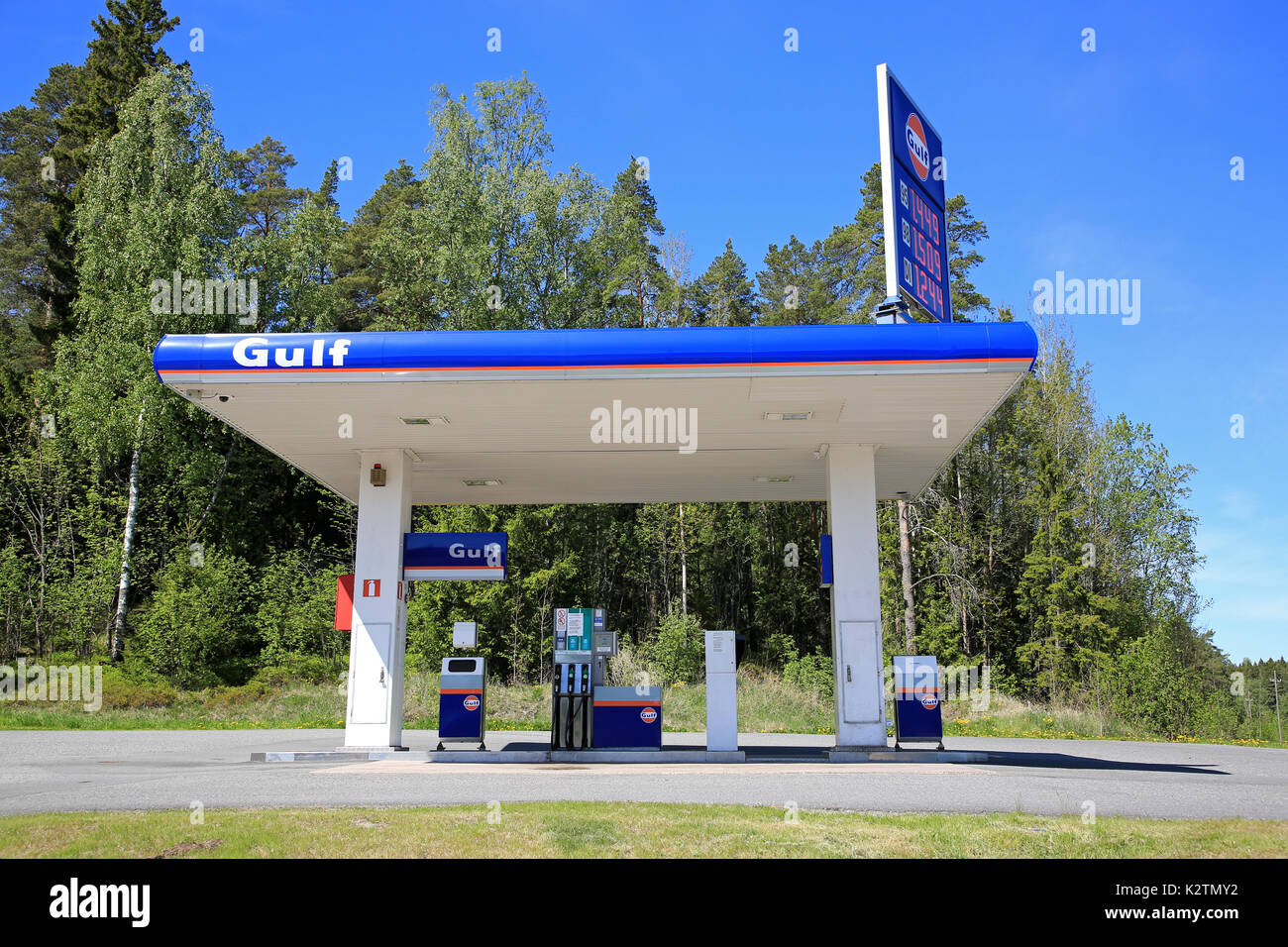 MASKU, Finlandia - 3 giugno 2017: Golfo unmanned benzina stazione di riempimento in corrispondenza Masku su una bella giornata di sole. Dal 2008, Golfo le stazioni di benzina sono tornati in Foto Stock