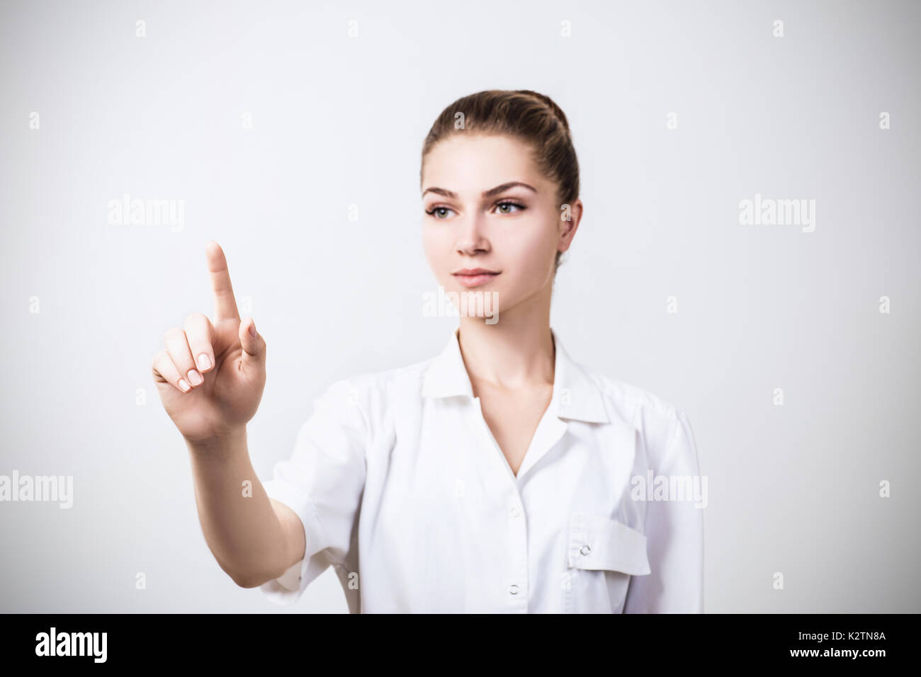 Giovane medico puntando con il dito. Foto Stock