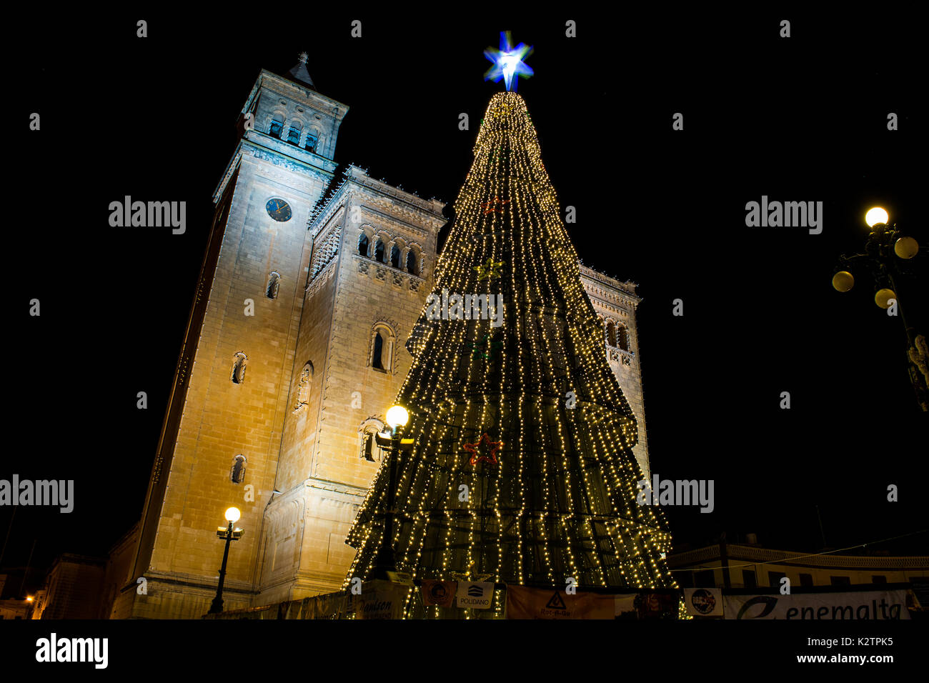 Un silenzioso il giorno di Capodanno notte presso il piccolo villaggio di Birzebugga, Malta, dopo la fine delle feste di Natale, decorata da un gigantesco albero di Natale. Foto Stock
