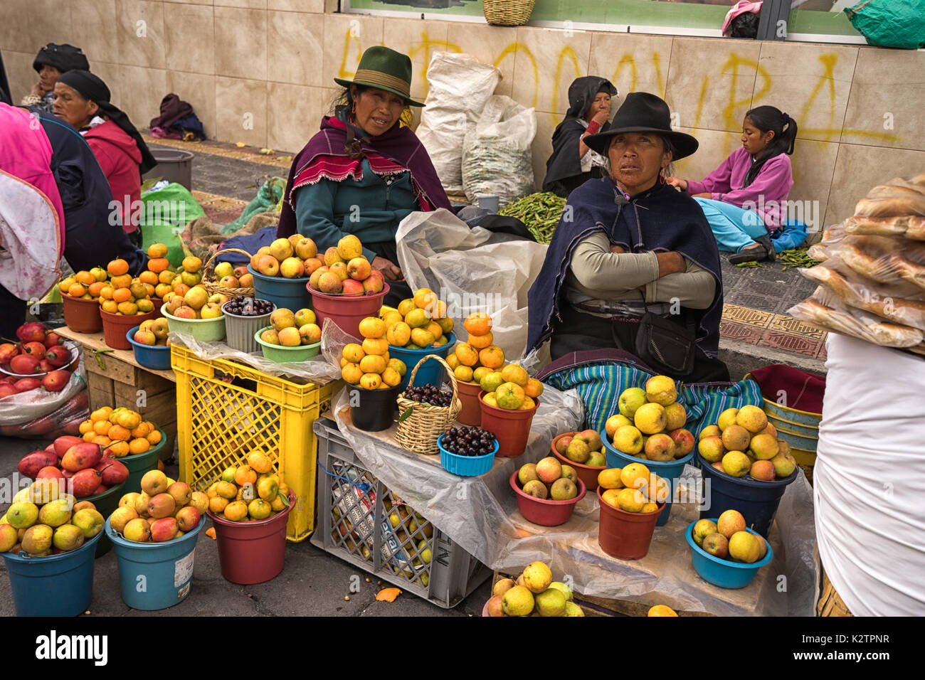 6 maggio 2017 Otavalo, Ecuador: produrre indigeni fornitori nel mercato del sabato. Foto Stock