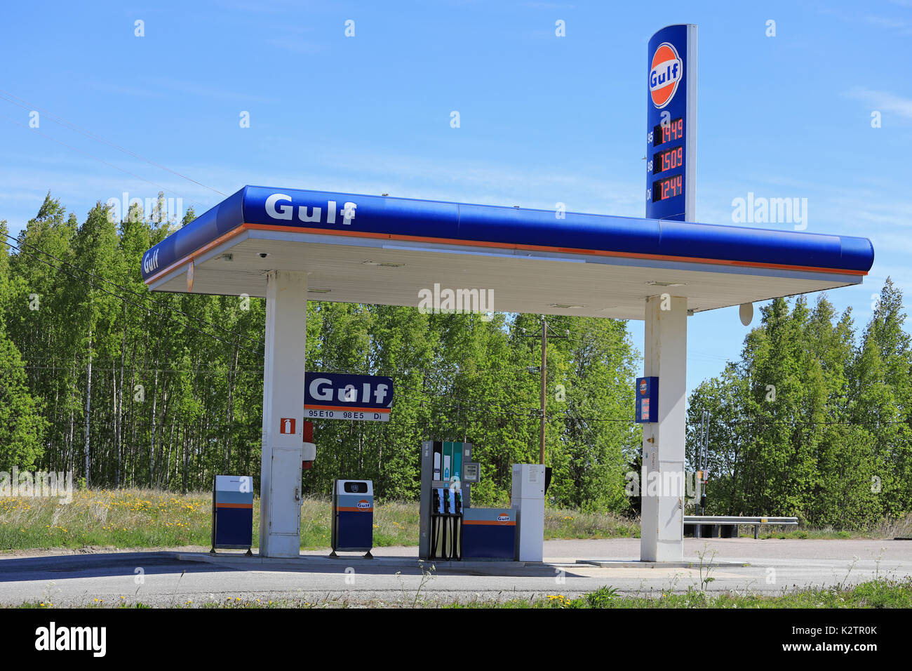 MIETOINEN, Finlandia - 3 giugno 2017: Golfo benzina senza equipaggio della stazione di riempimento in Mietoinen in una giornata di sole dell'estate. Dal 2008, Golfo le stazioni di benzina sono Foto Stock