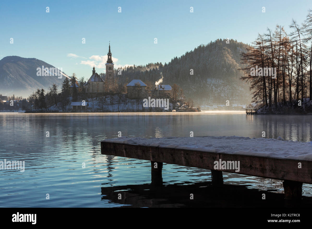 Lago di Bled al mattino, nebbia, inverno, lago, turismo, sci, destinazione Foto Stock