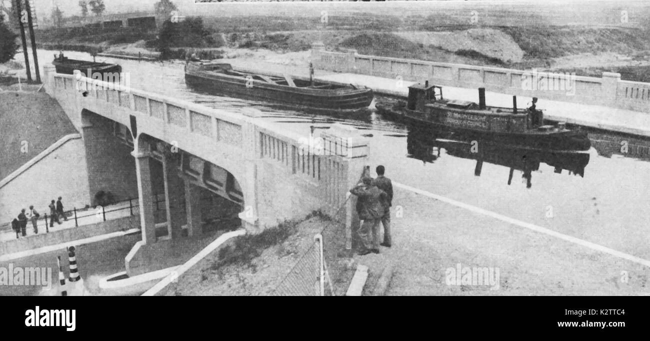 1930 - una fotografia di chiatte sul Grand Canal di giunzione come si passa sopra il viadotto oftow North Circular Road, Londra, appena dopo la sua costruzione. Una chiatta è contrassegnato Marylebone Consiglio comunale Foto Stock