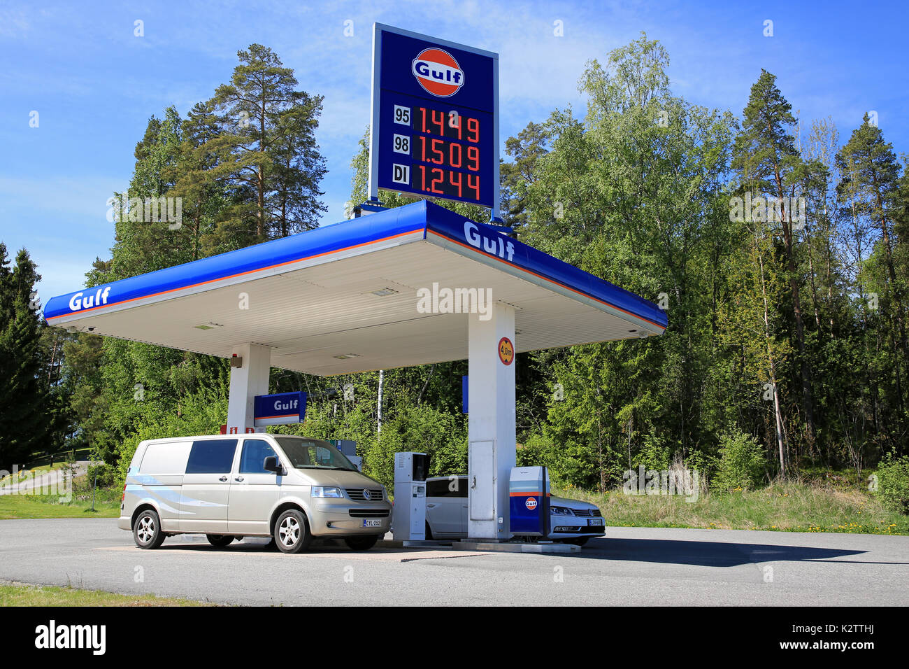 MASKU, Finlandia - 3 giugno 2017 vetture riempimento al golfo senza equipaggio stazione di benzina a Masku su una bella giornata di sole. Dal 2008, Golfo le stazioni di benzina sono indietro mi Foto Stock