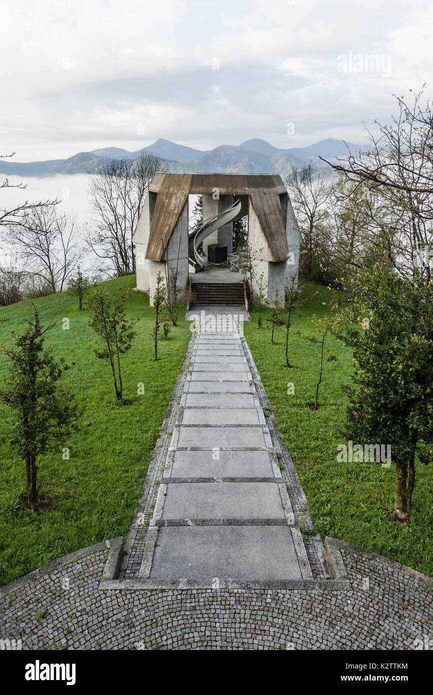 Monumento partigiano nel villaggio di Drazgose è uno dei principali monumenti sloveno della seconda guerra mondiale. Foto Stock