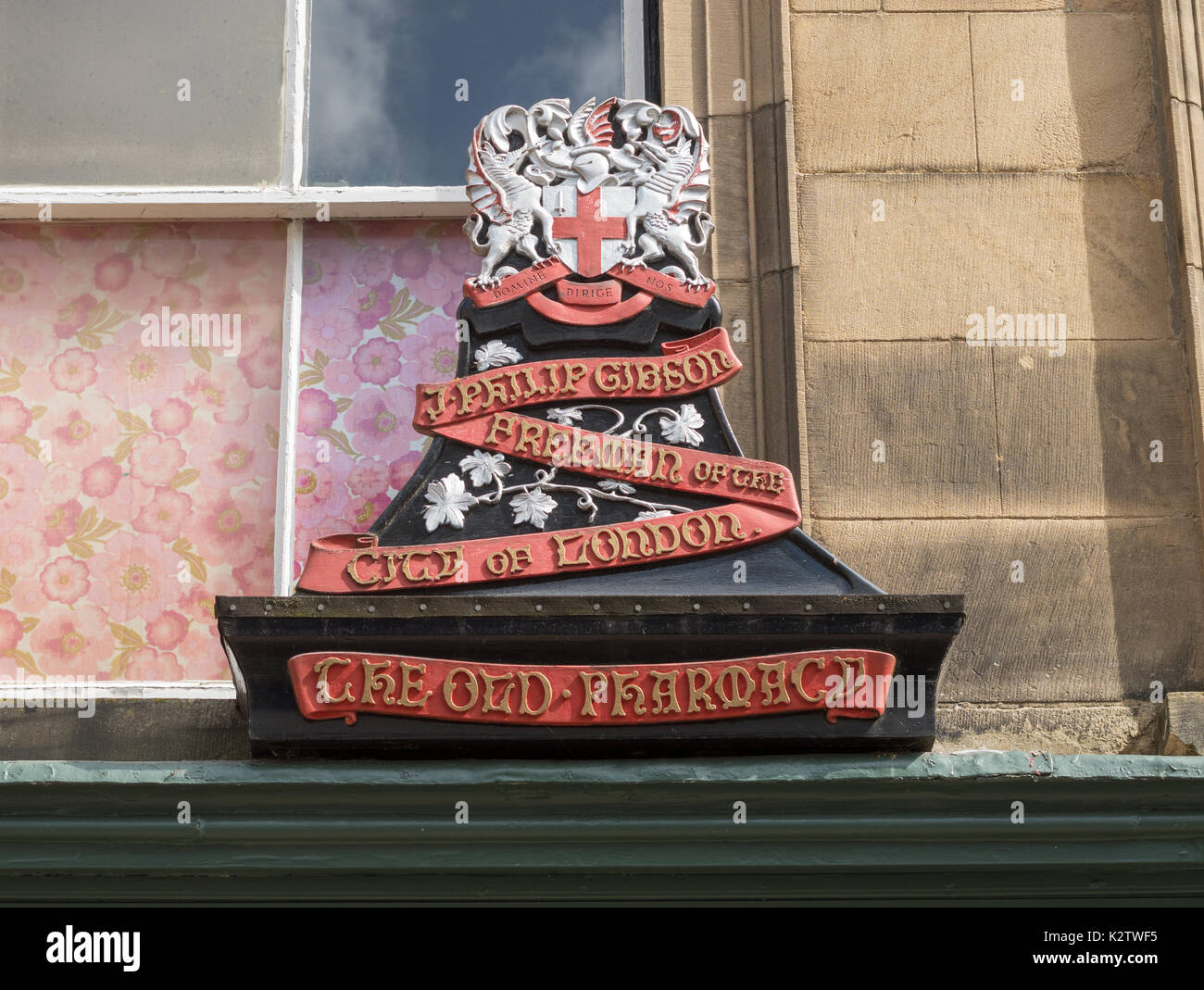 In legno intagliato pannello sopra la vecchia farmacia, Hexham, Northumberland, England, Regno Unito Foto Stock