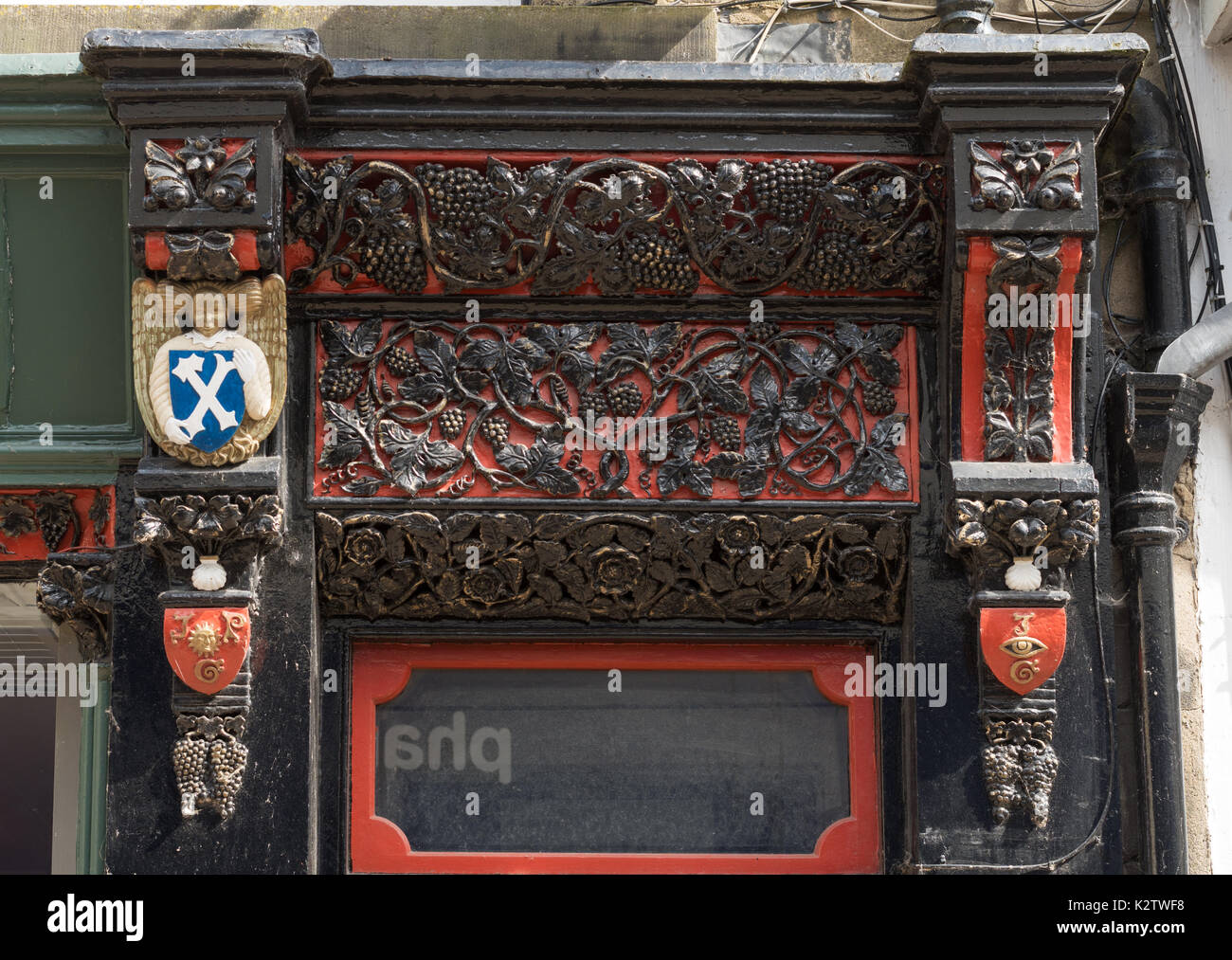 Complesse sculture di legno sopra la porta della vecchia farmacia, Hexham, Northumberland, England, Regno Unito Foto Stock
