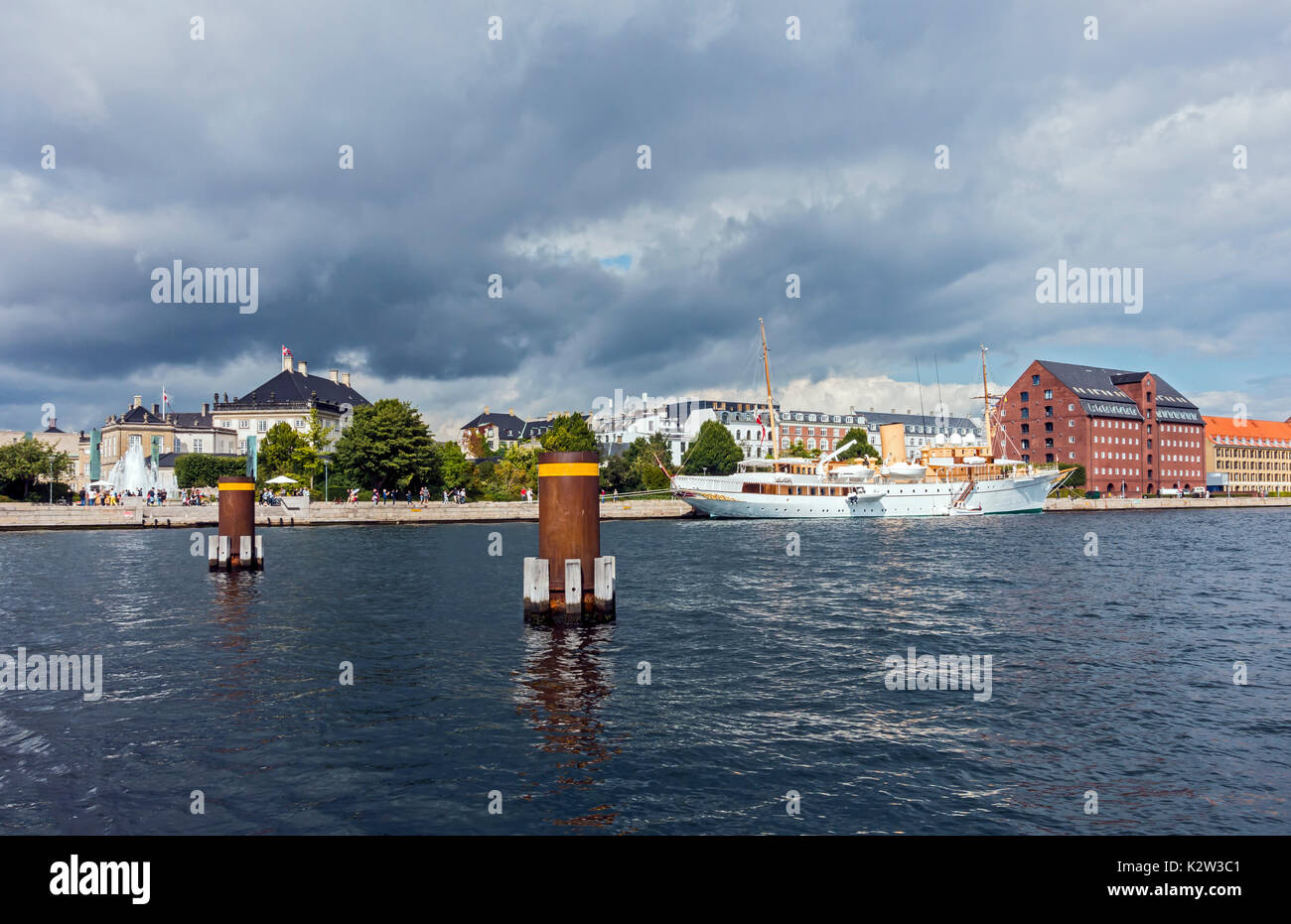 Royal Danish Yacht (Kongeskibet) Dannebrog ormeggiata in banchina a Larsens Plads accanto il Palazzo di Amalienborg nel porto di Copenhagen DANIMARCA Europa Foto Stock