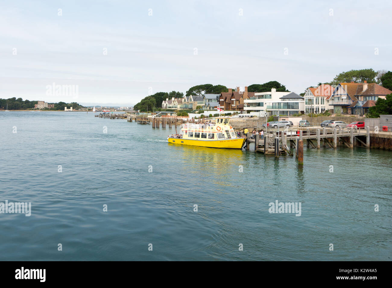 Il traghetto per Brownsea Island si fermò al molo per prendere/scendere i passeggeri alla fine della penisola di Sandbanks, Poole, Poole Harbour, Dorset, UK Foto Stock