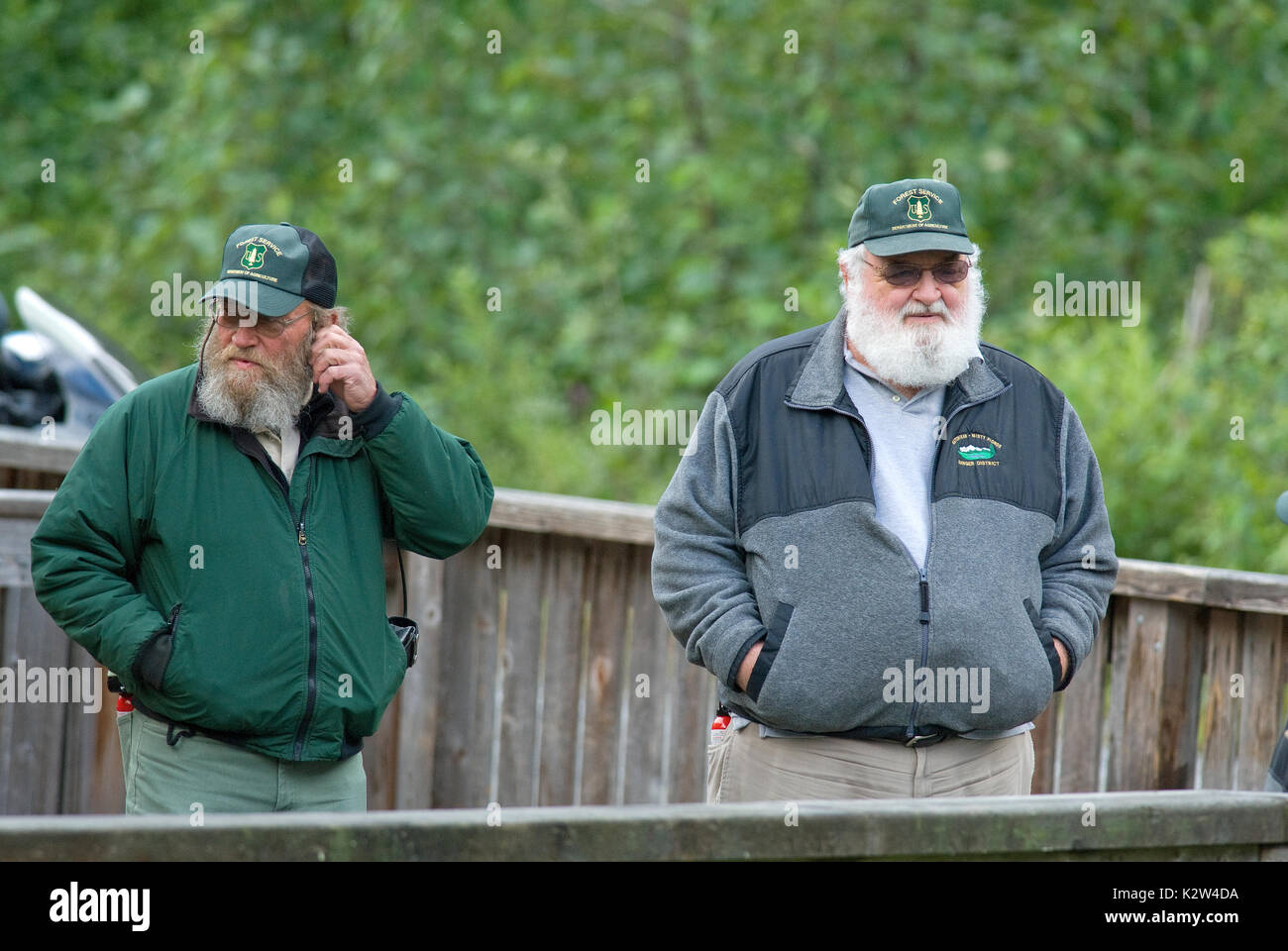 I rangers del volontariato al Fish Creek di osservazione della fauna selvatica sito, Tongass National Forest, Hyder, Alaska, STATI UNITI D'AMERICA Foto Stock