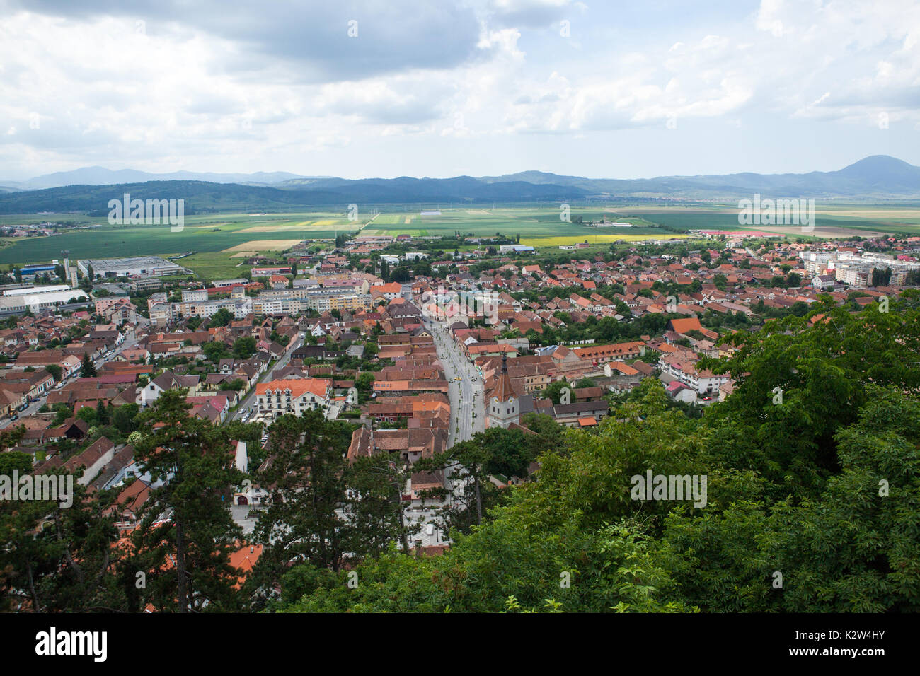 Panorama sulla città di montagna nel sping. Viaggiare e architettura Foto Stock