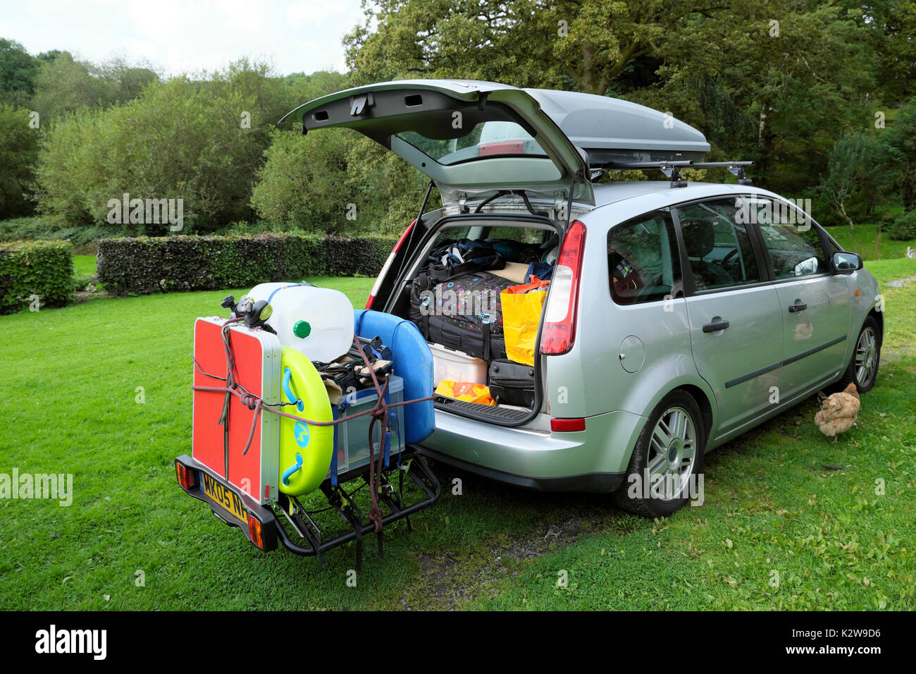 Auto confezionato e pronto a lasciare Carmarthenshire rurale su agosto estate vacanze per Il Pembrokeshire Coast gallese West Wales UK KATHY DEWITT Foto Stock