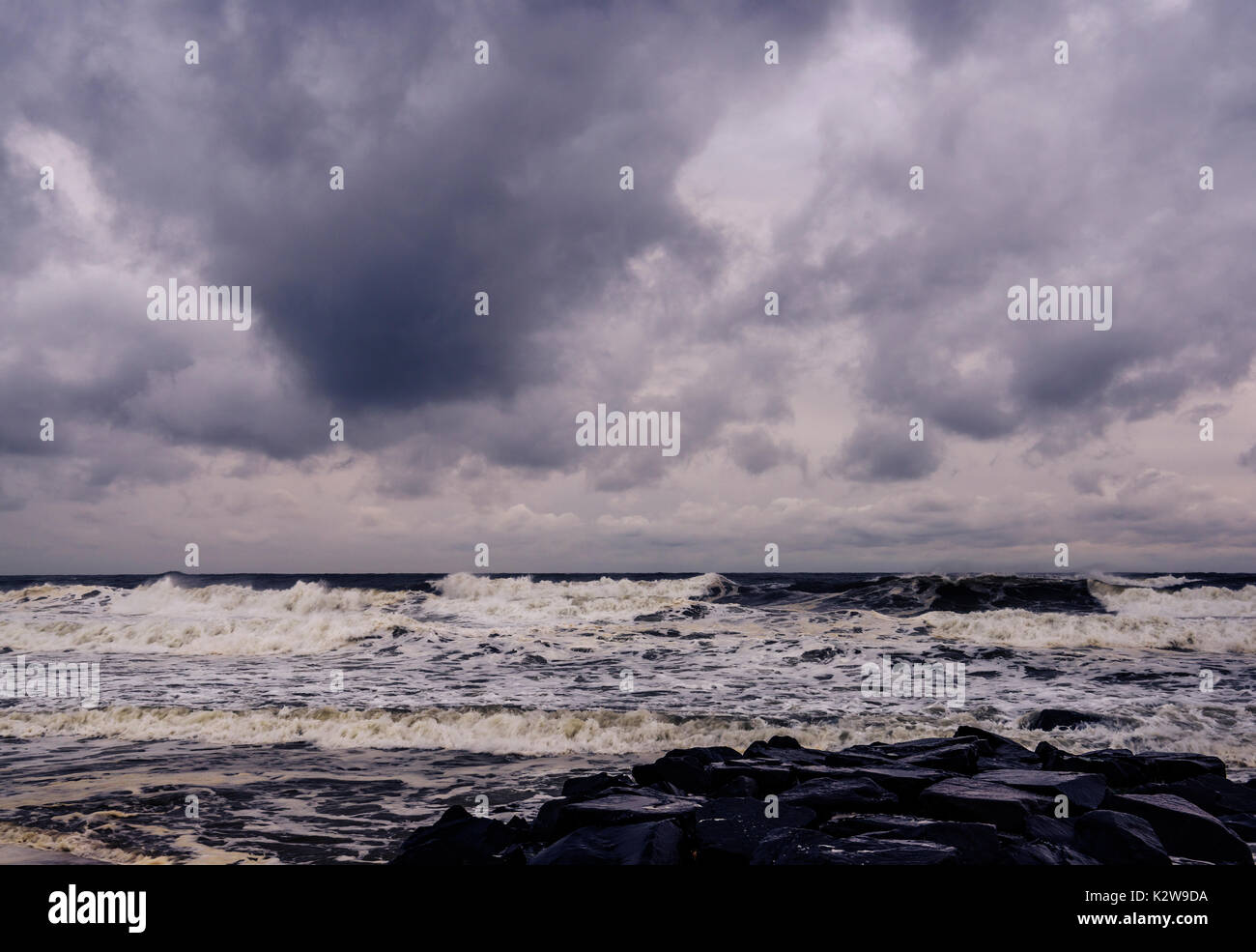 Moody mattina sulla spiaggia Manasquan alla fine della stagione estiva. Scuri colori emotivo Foto Stock