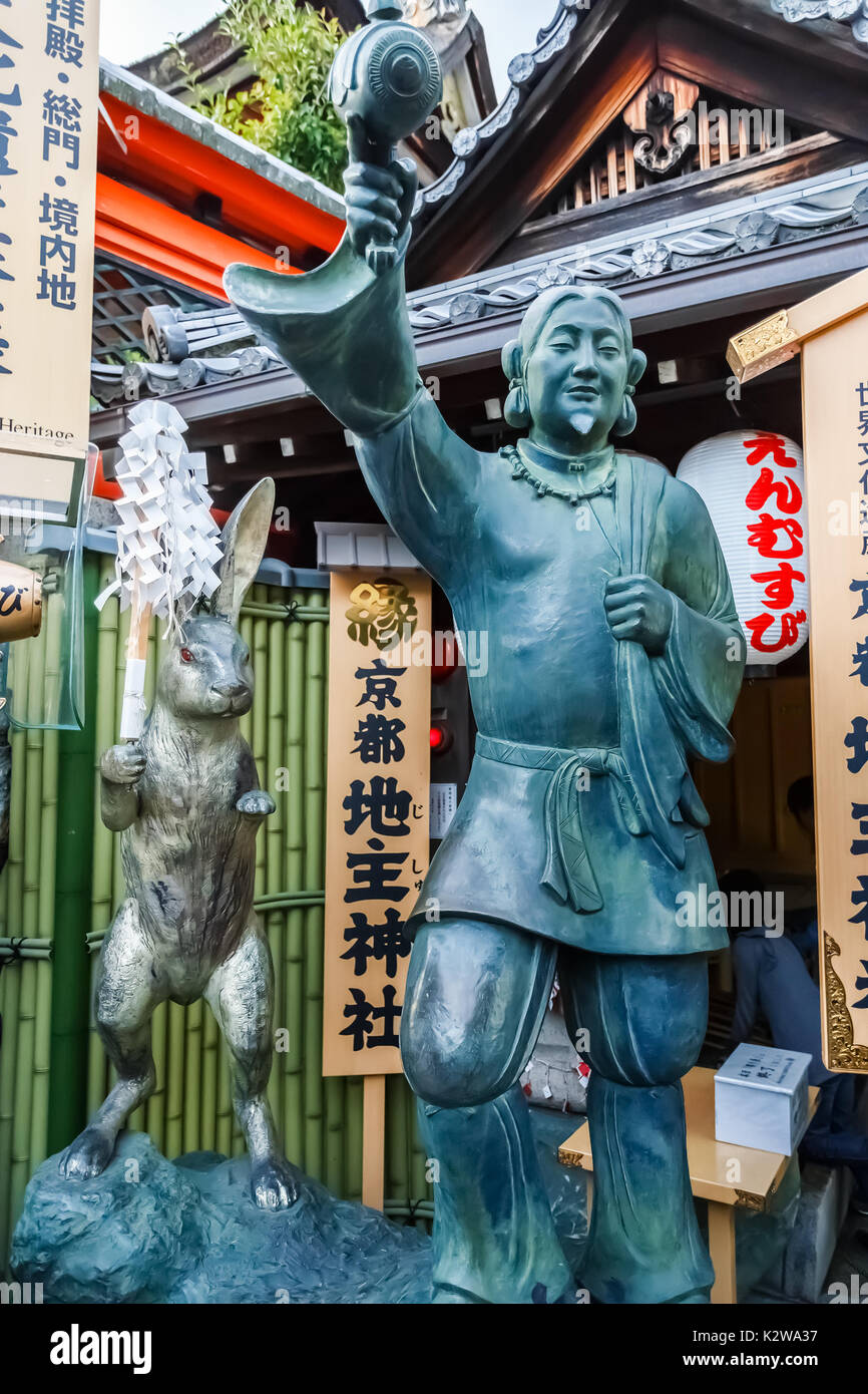 KYOTO, Giappone - 19 novembre: Okuninushino-mikoto al santuario Jishu a Kyoto, in Giappone il 19 novembre 2013. Dio giapponese di amore e di buone partite, il rabbino Foto Stock