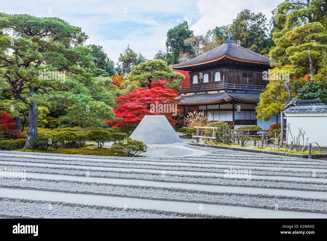 KYOTO, Giappone - 20 novembre: Ginkaku-ji di Kyoto, Giappone il 20 novembre 2013. Tempio Zen ufficialmente denominato Jisho-ji, costruito da Yoshimasa Ashikawa a serv Foto Stock