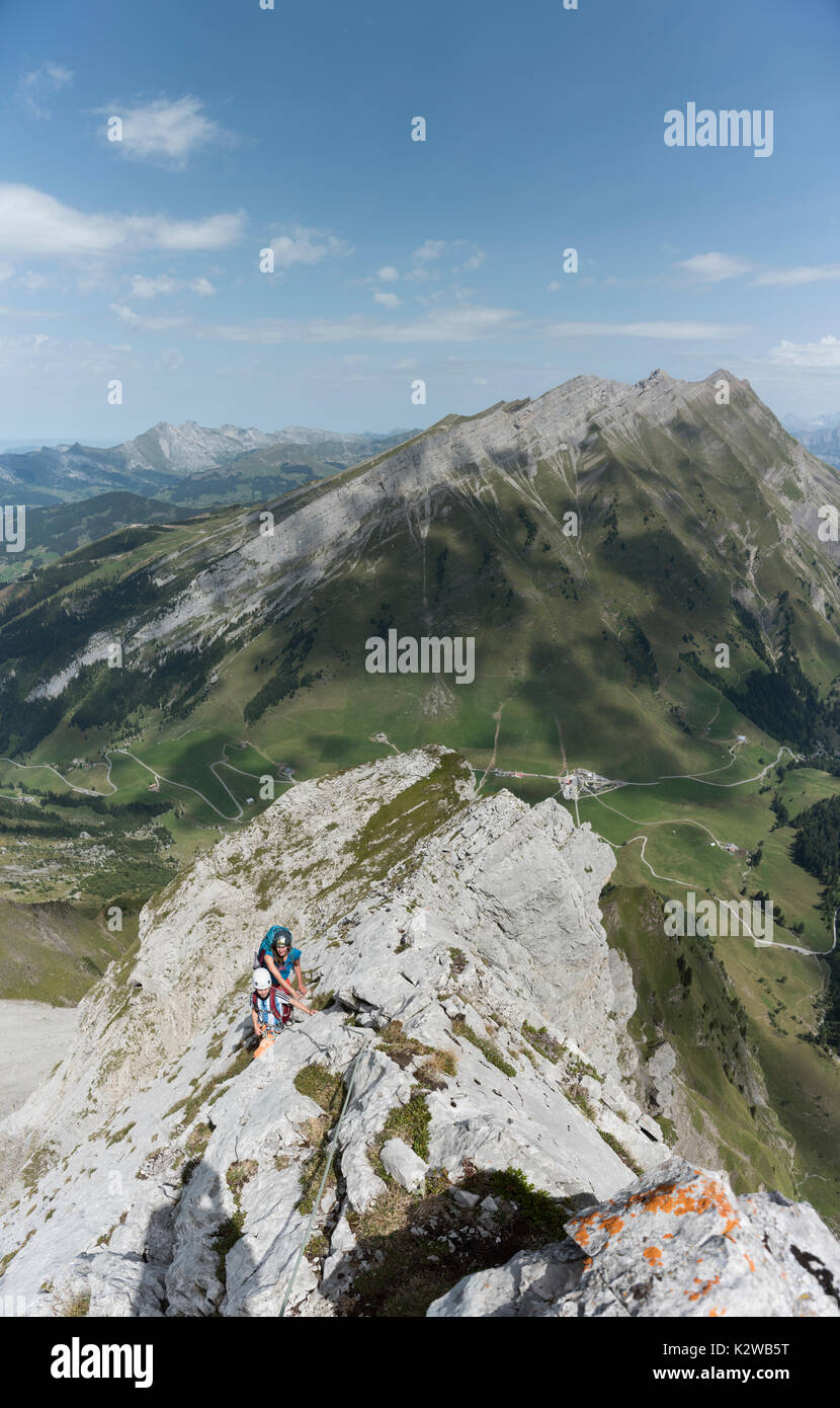 Due persone che salgono su arete di Marion in Aravis mountains, Francia Foto Stock