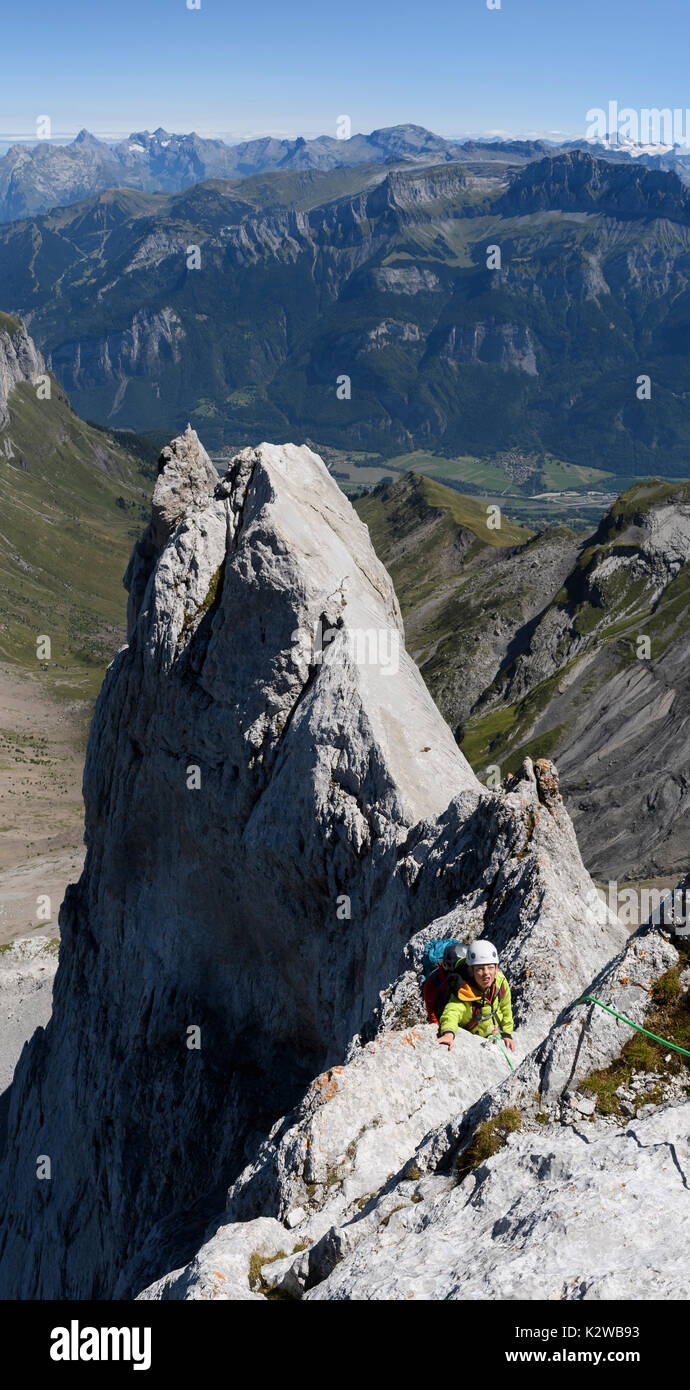 Gli alpinisti sul Arete du Doigt sulla Pointe Percee nell'Aravis Foto Stock