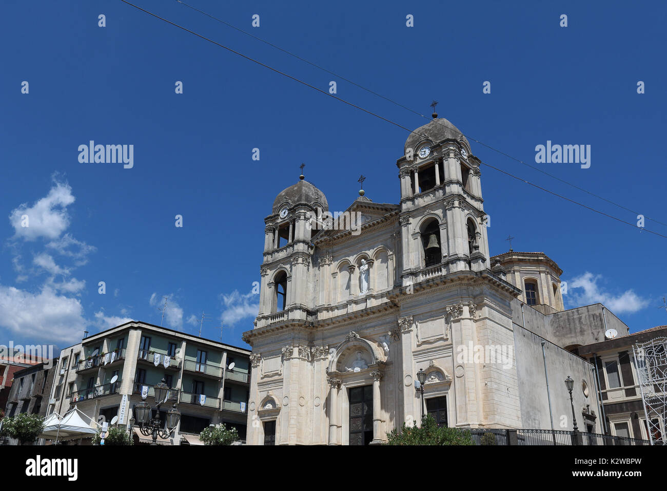 Chiesa Madre con cielo blu dietro. Zafferana Etnae, Sicilia. Foto Stock