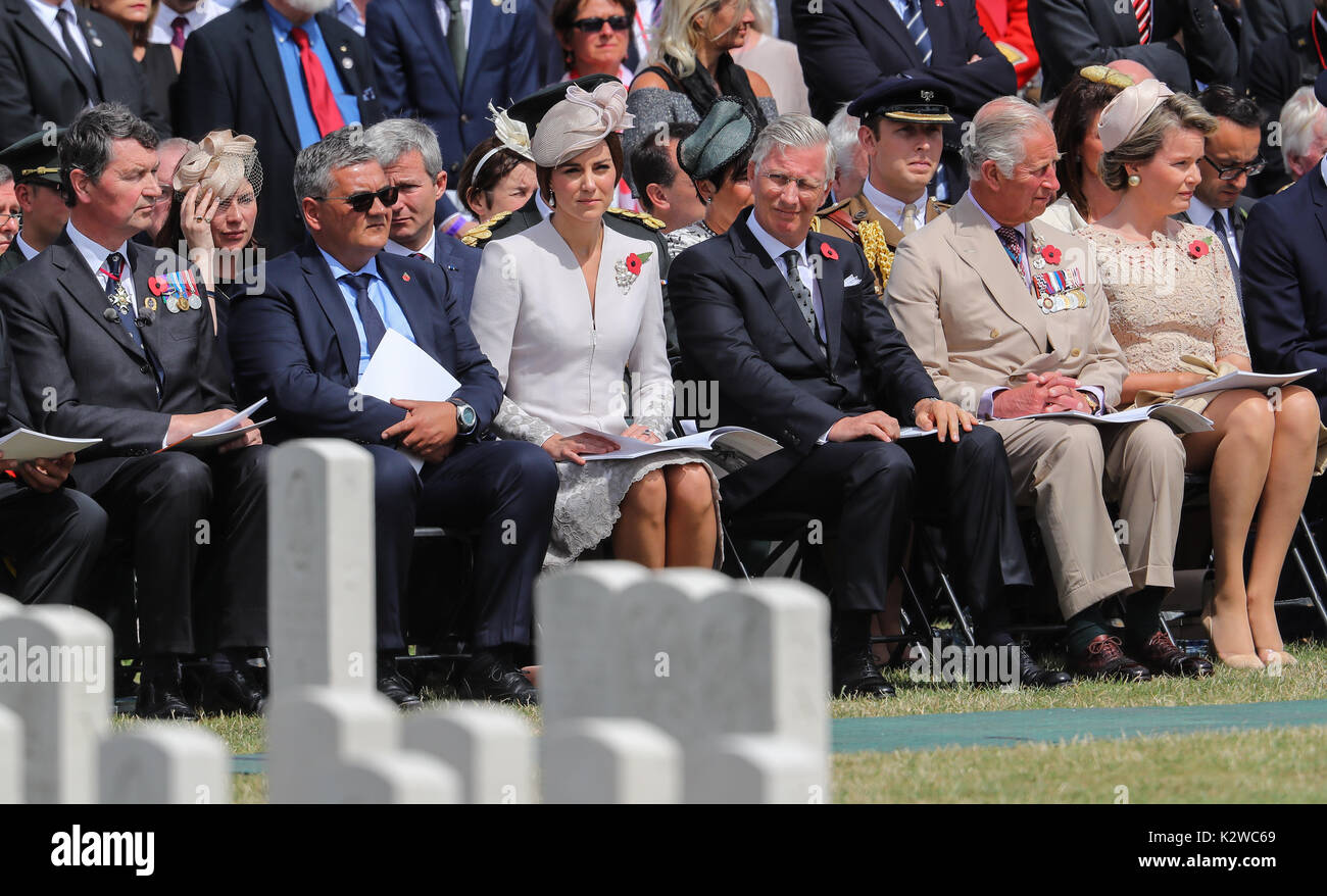 Il Principe di Galles, accompagnato da Il Duca e la Duchessa di Cambridge, il Re e la Regina dei Belgi frequentare un memoriale di servizio al Commonwealth War Graves commissioni's Tyne Cot cimitero. Dotato di: Commander Tim Laurence, Catherine Duchessa di Cambridge, Kate Middleton, re Phillipe, il principe Charles, Principe di Galles, Regina Mathilde dove: Zonnebeke, Belgio quando: 31 lug 2017 Credit: John Rainford/WENN.com Foto Stock