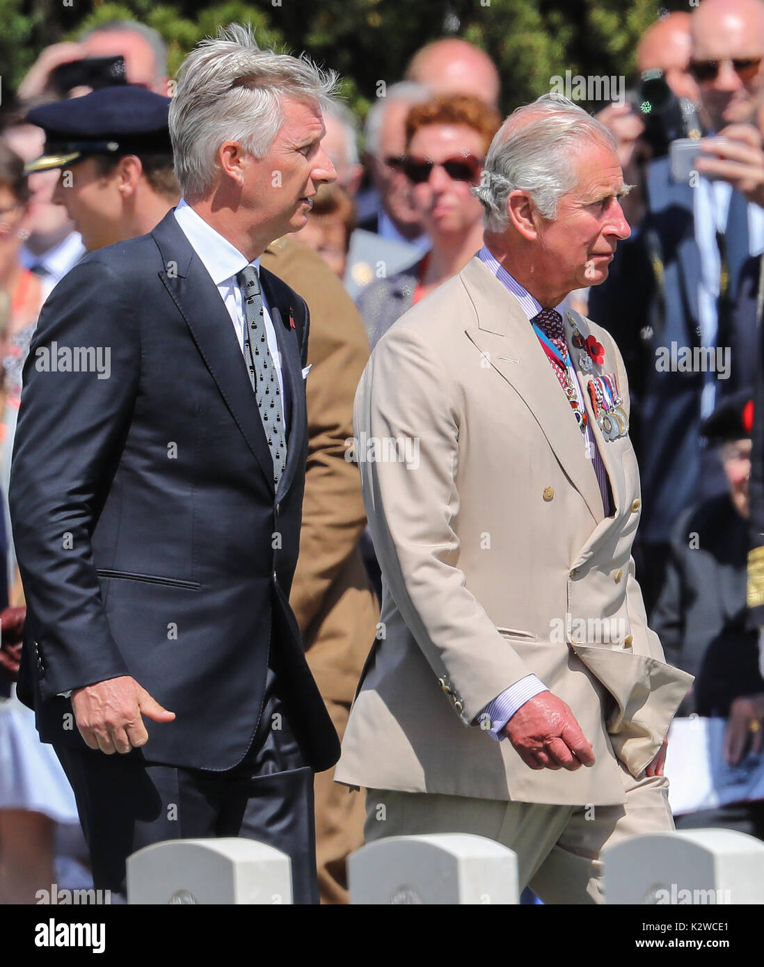 Il Principe di Galles, accompagnato da Il Duca e la Duchessa di Cambridge, il Re e la Regina dei Belgi frequentare un memoriale di servizio al Commonwealth War Graves commissioni's Tyne Cot cimitero. Dotato di: Prince Charles, Principe di Galles, re Phillipe dove: Zonnebeke, Belgio quando: 31 lug 2017 Credit: John Rainford/WENN.com Foto Stock