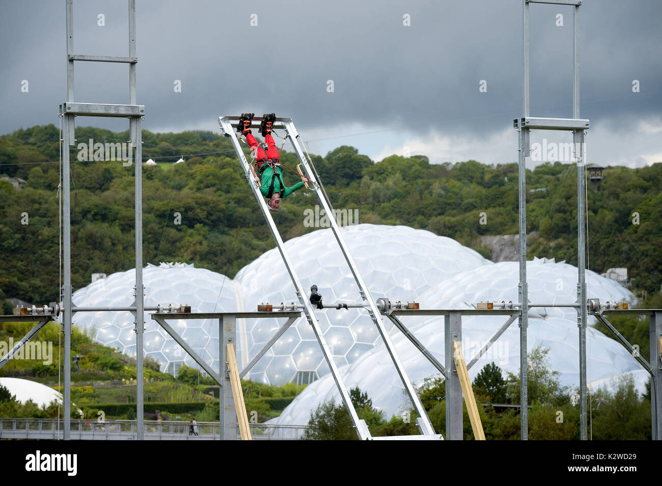 Eddie Eagle va invertito su un massiccio 360 grado human powered swing sul Progetto Eden in Cornovaglia. Foto Stock